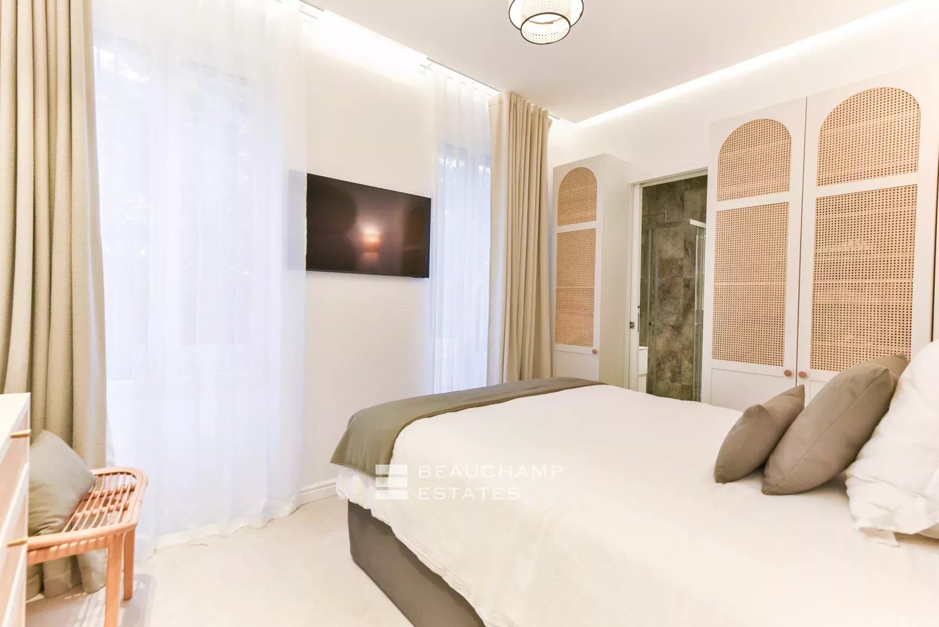 Superb Belle Époque villa with 7 bedrooms in the heart of the Basse Californie Superb Belle Époque villa with 7 bedrooms in the heart of the Basse Californie