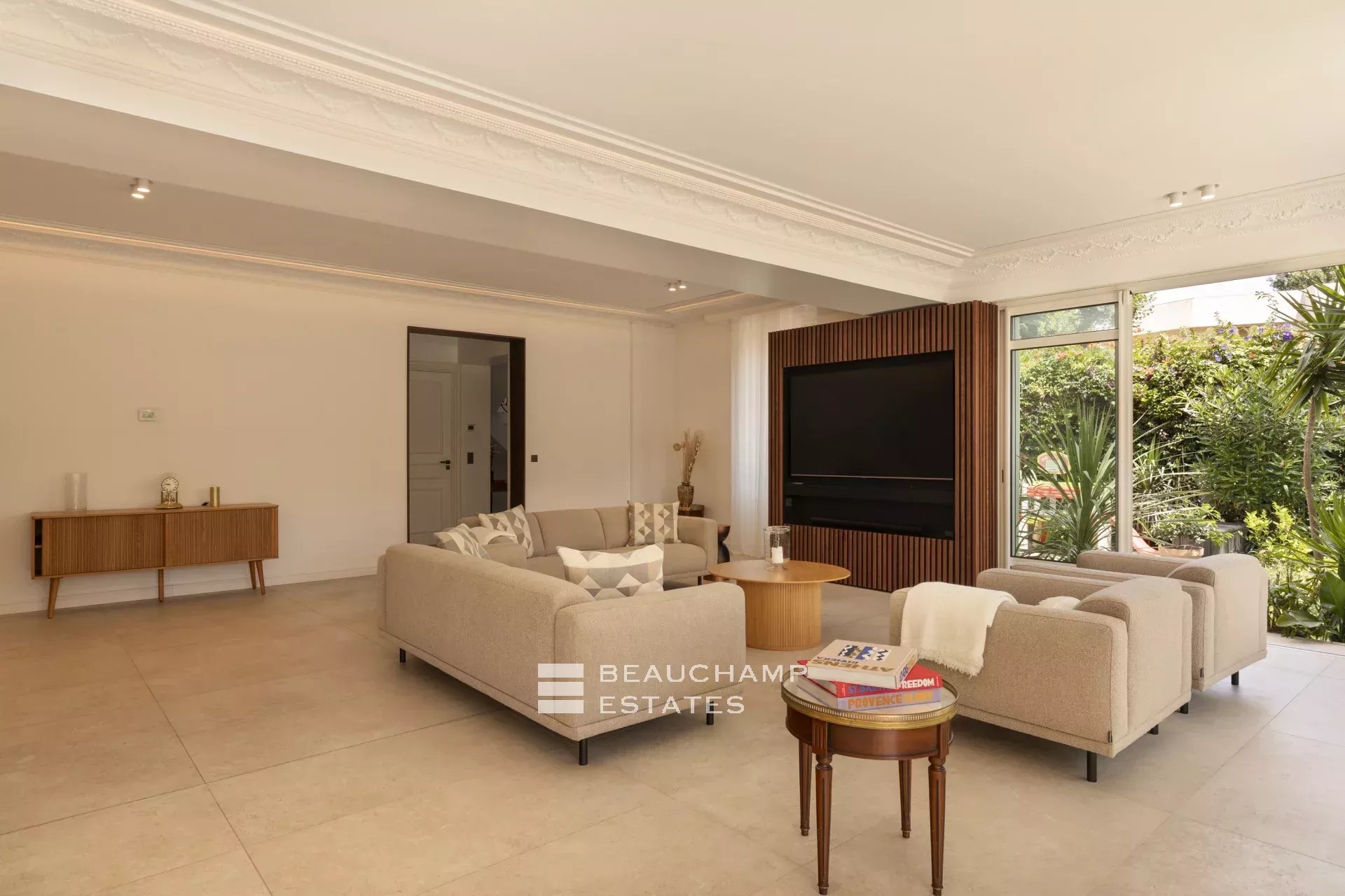 Superb Belle Époque villa with 7 bedrooms in the heart of the Basse Californie Superb Belle Époque villa with 7 bedrooms in the heart of the Basse Californie