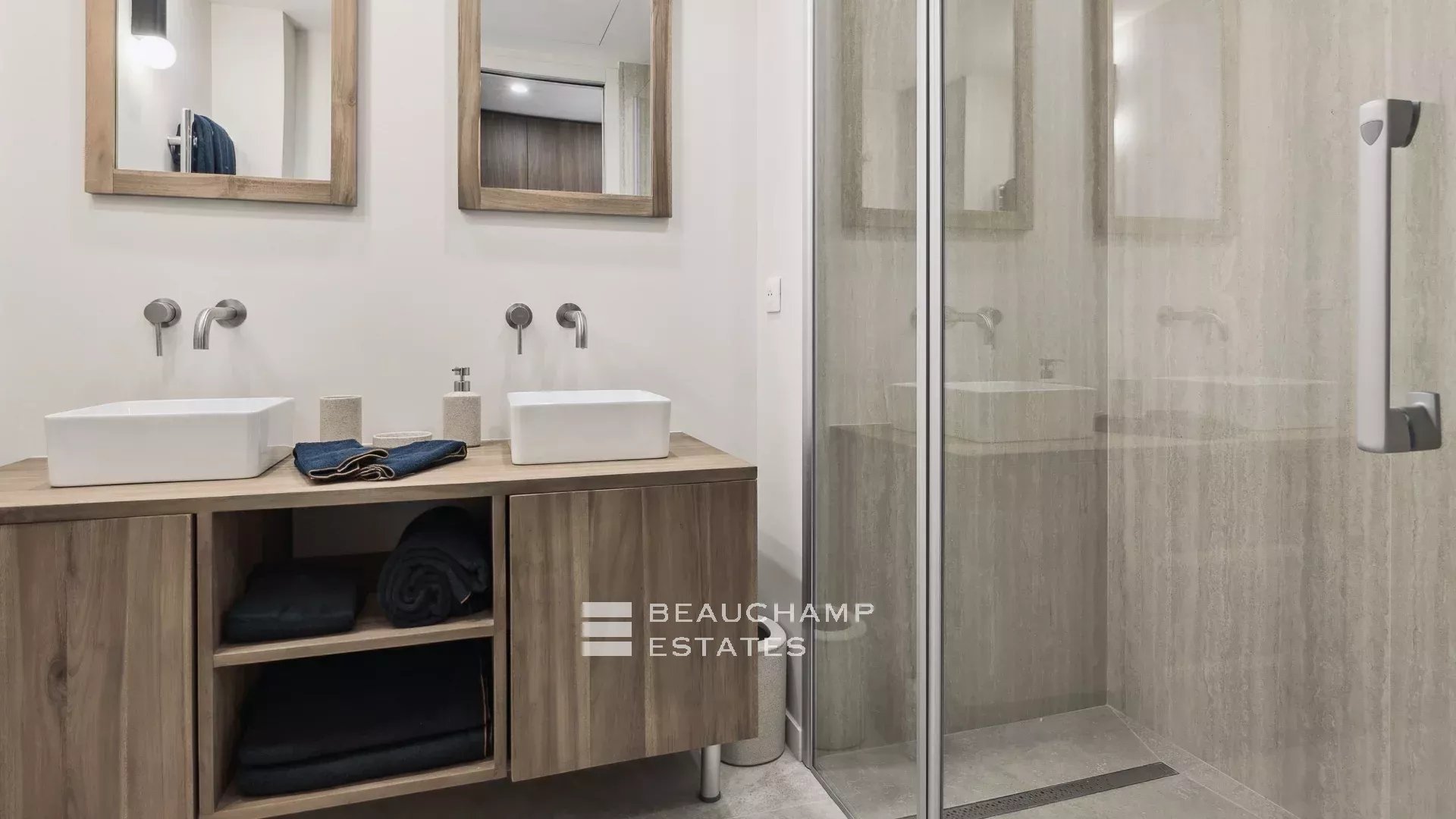 Superb renovated apartment facing the Palais – Cannes Croisette Superb renovated apartment facing the Palais – Cannes Croisette