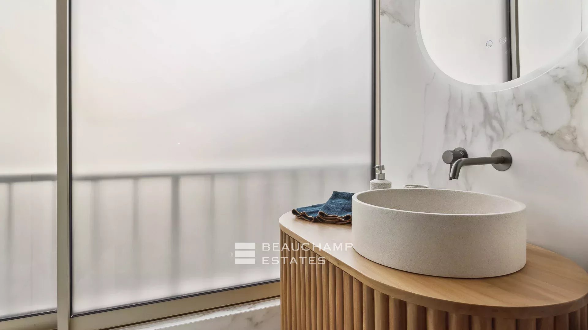 Superb renovated apartment facing the Palais – Cannes Croisette Superb renovated apartment facing the Palais – Cannes Croisette