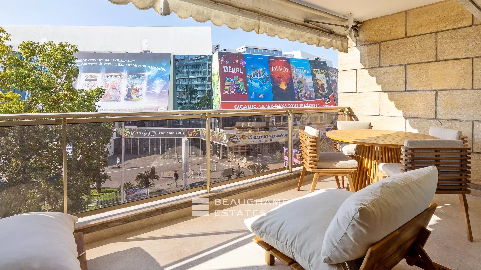 Superb renovated apartment facing the Palais – Cannes Croisette Superb renovated apartment facing the Palais – Cannes Croisette