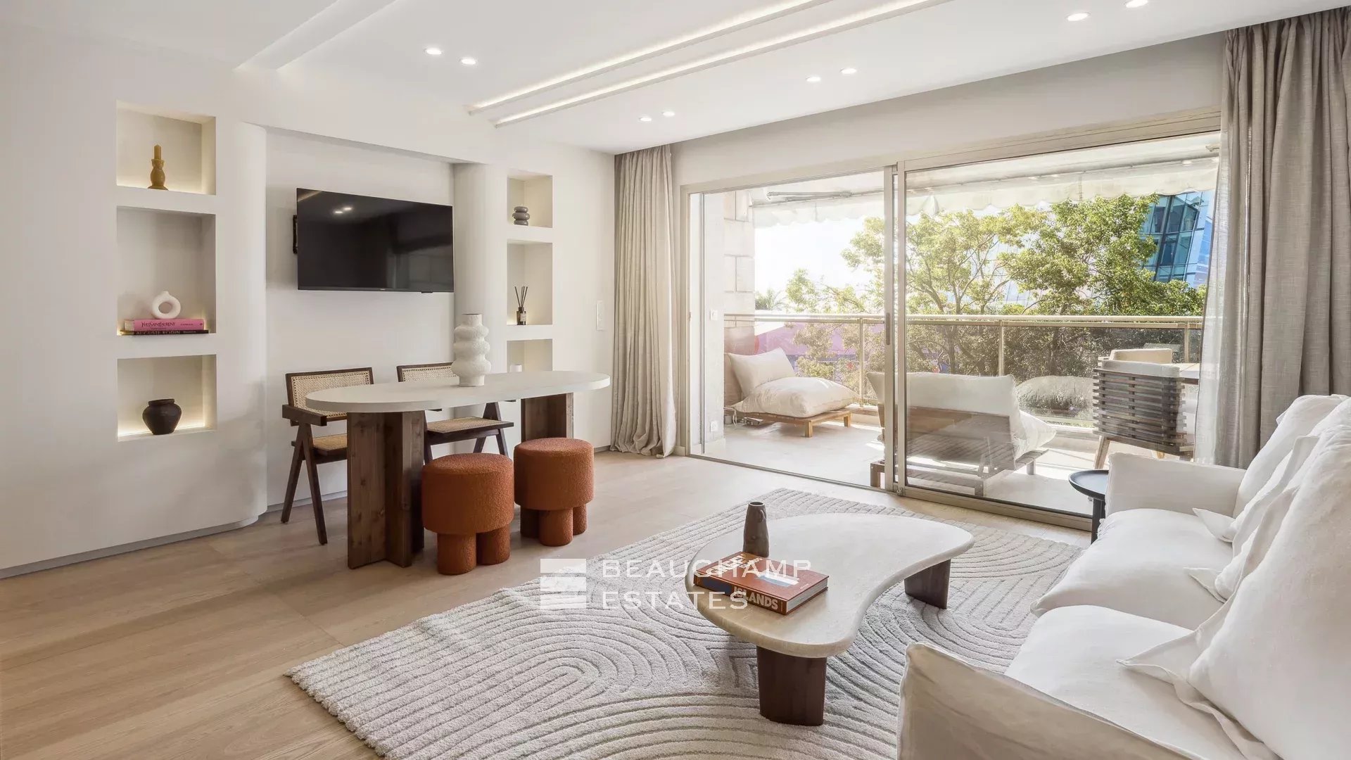 Superb renovated apartment facing the Palais – Cannes Croisette Superb renovated apartment facing the Palais – Cannes Croisette