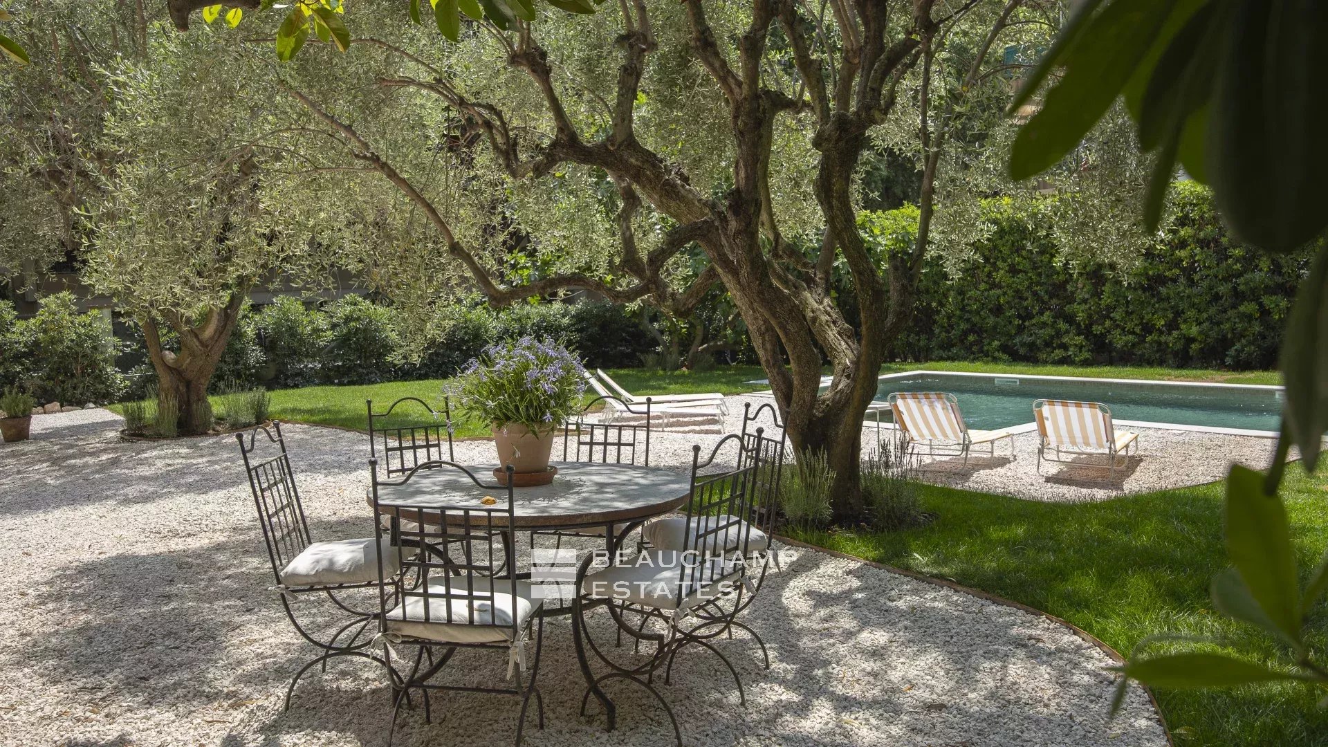 Superbe villa contemporaine avec piscine au cœur de Cannes Superb Renovated Villa with Pool in the Heart of central Cannes