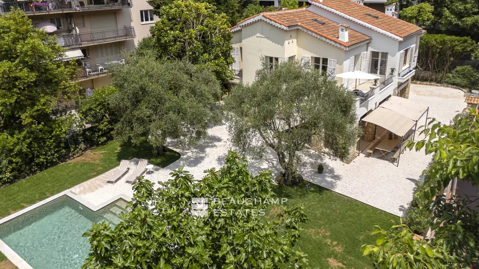 Superbe villa contemporaine avec piscine au cœur de Cannes Superb Renovated Villa with Pool in the Heart of central Cannes