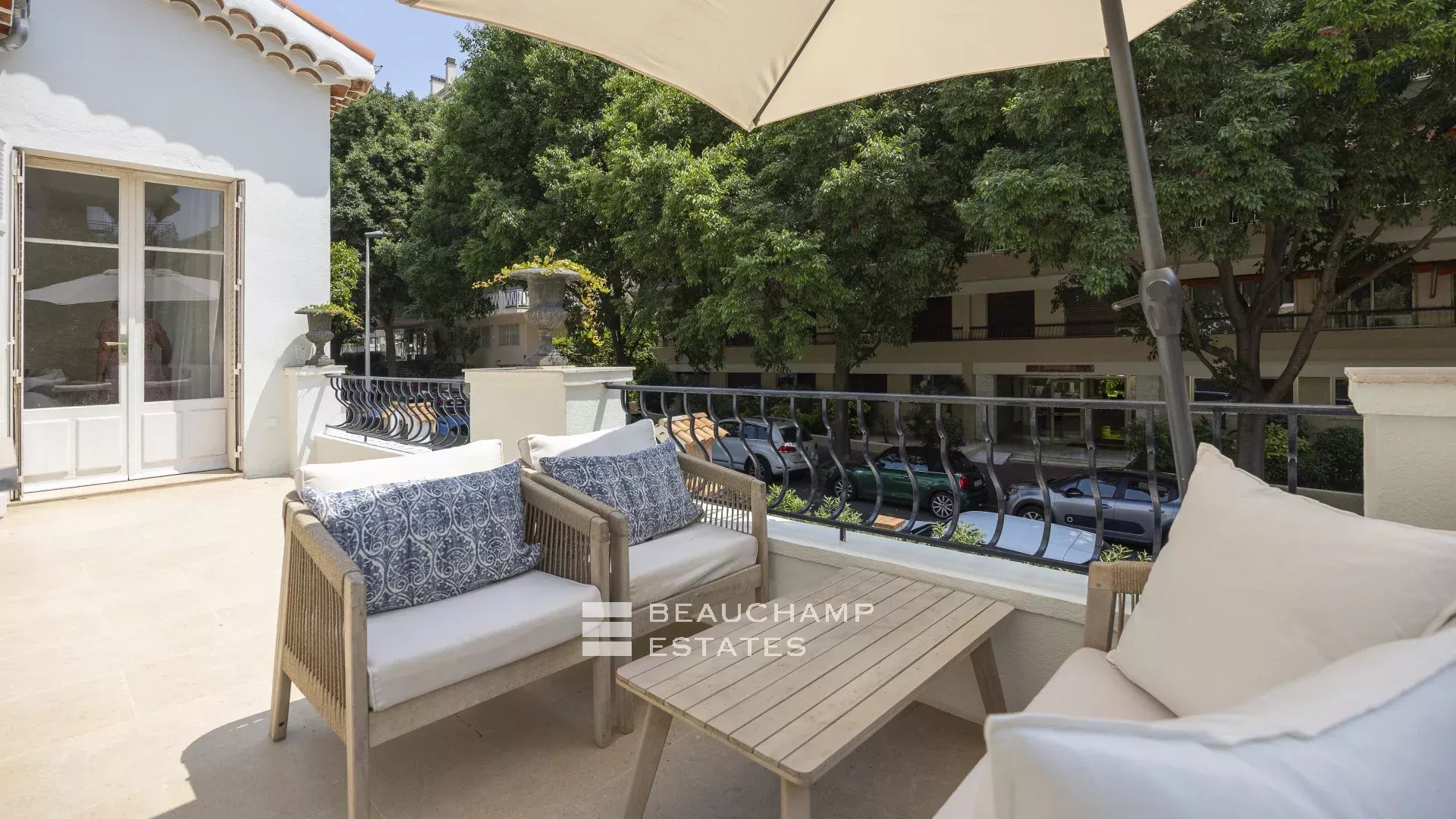 Superbe villa contemporaine avec piscine au cœur de Cannes Superb Renovated Villa with Pool in the Heart of central Cannes