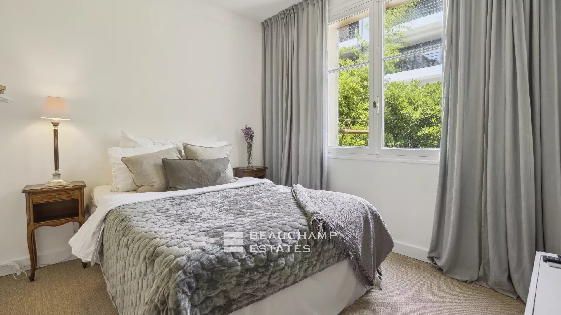 Superbe villa contemporaine avec piscine au cœur de Cannes Superb Renovated Villa with Pool in the Heart of central Cannes