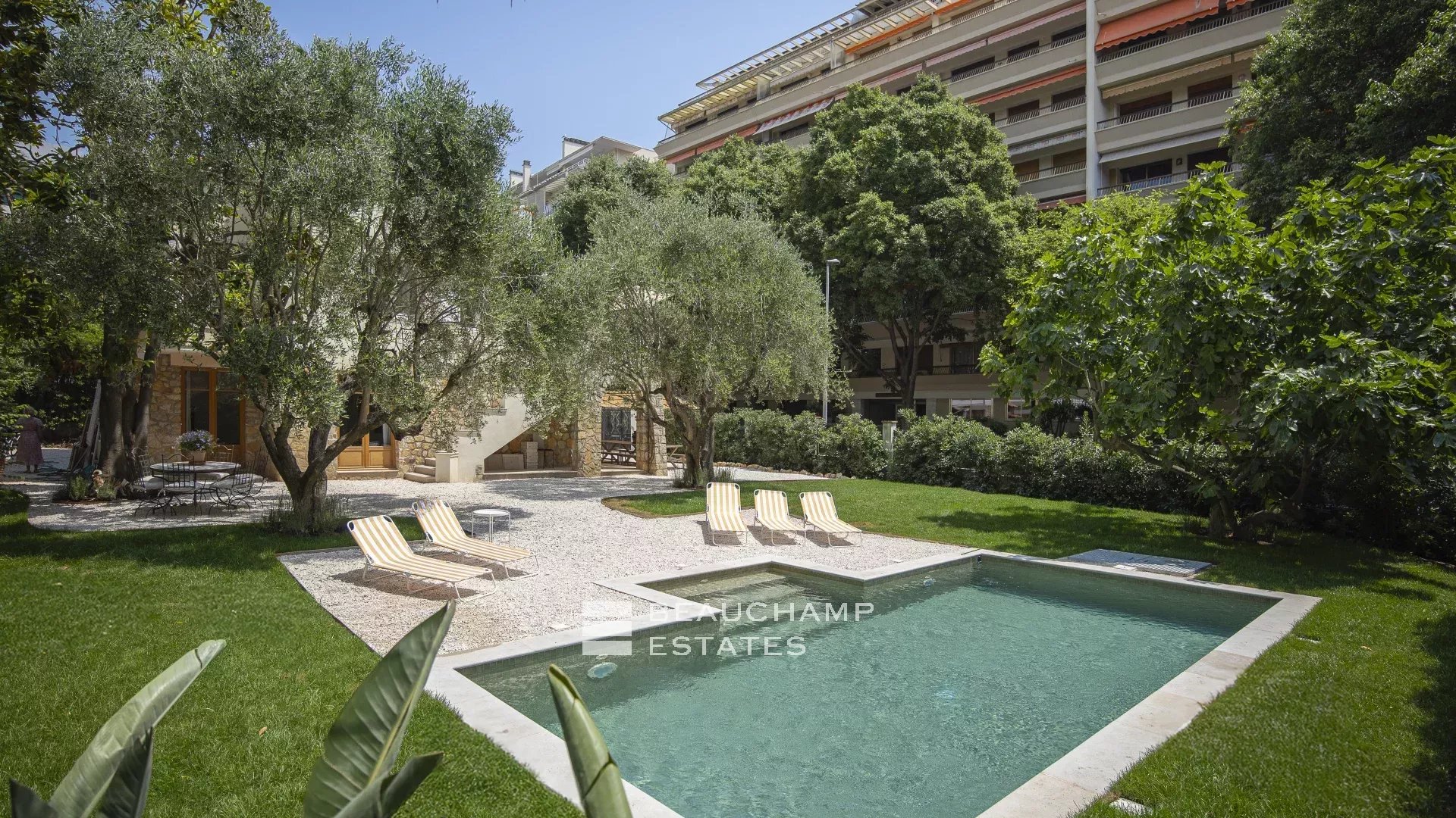 Superbe villa contemporaine avec piscine au cœur de Cannes Superb Renovated Villa with Pool in the Heart of central Cannes