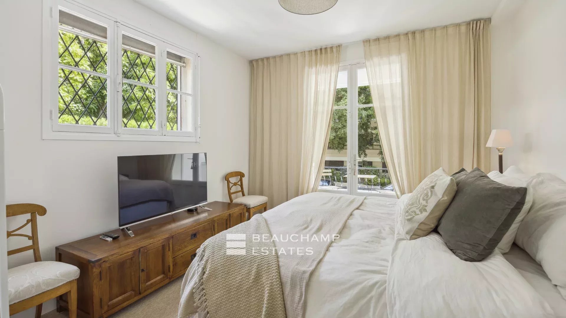 Superbe villa contemporaine avec piscine au cœur de Cannes Superb Renovated Villa with Pool in the Heart of central Cannes