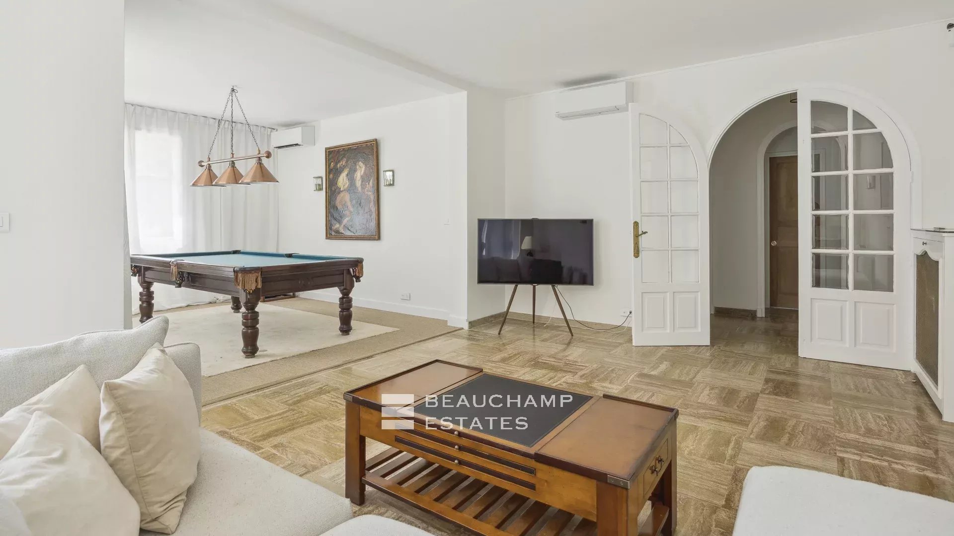 Superbe villa contemporaine avec piscine au cœur de Cannes Superb Renovated Villa with Pool in the Heart of central Cannes