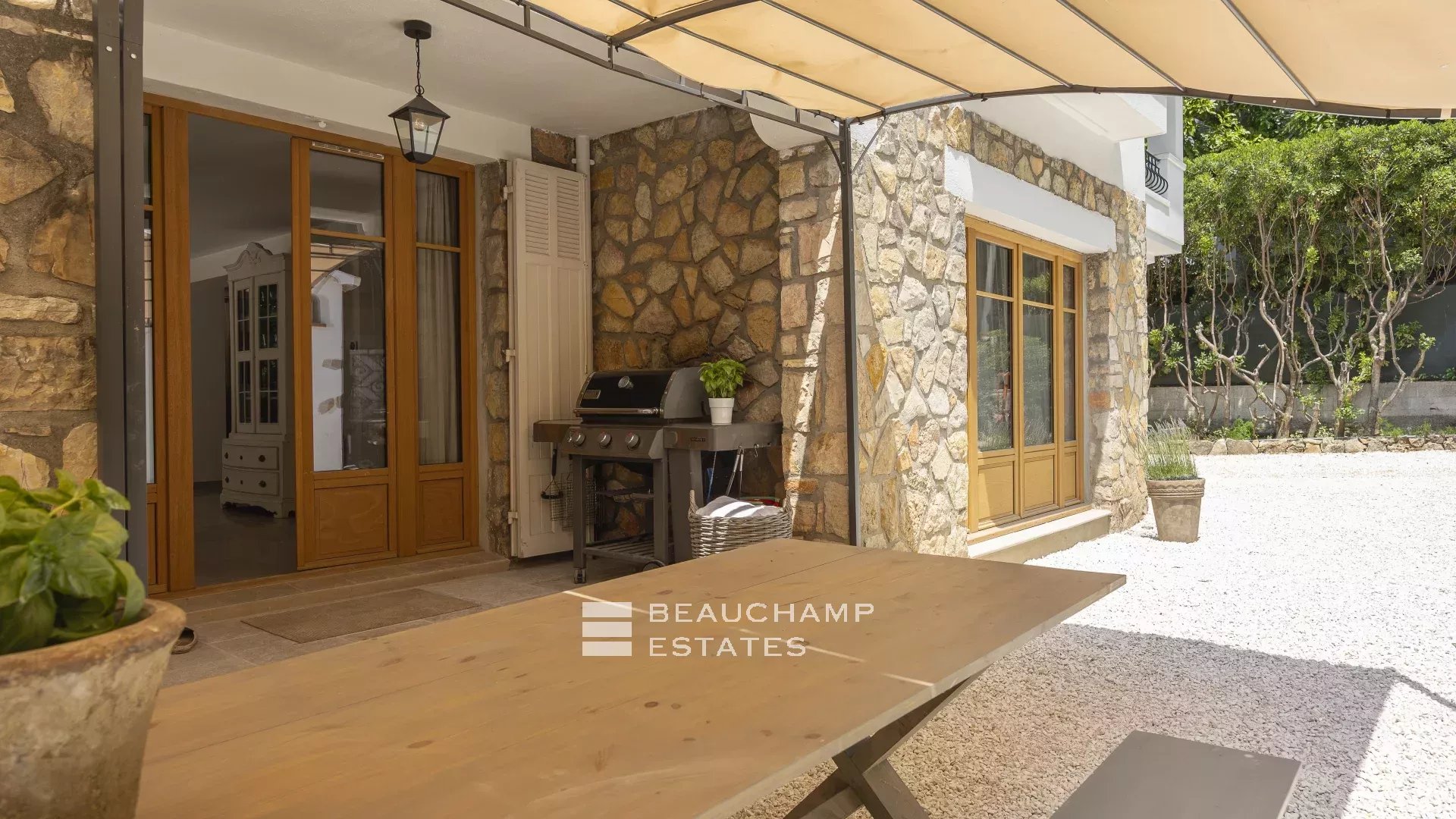 Superbe villa contemporaine avec piscine au cœur de Cannes Superb Renovated Villa with Pool in the Heart of central Cannes