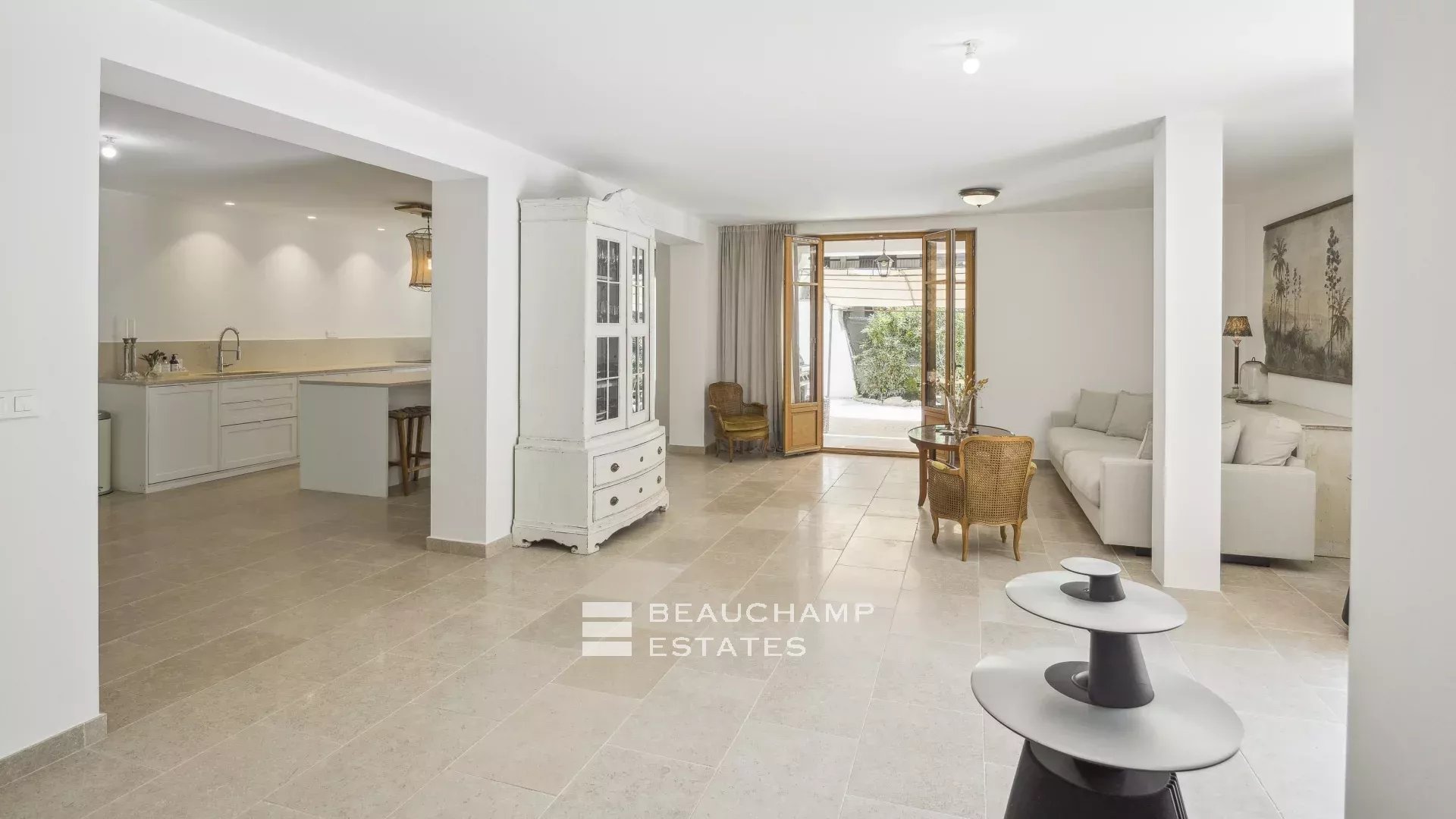 Superbe villa contemporaine avec piscine au cœur de Cannes Superb Renovated Villa with Pool in the Heart of central Cannes