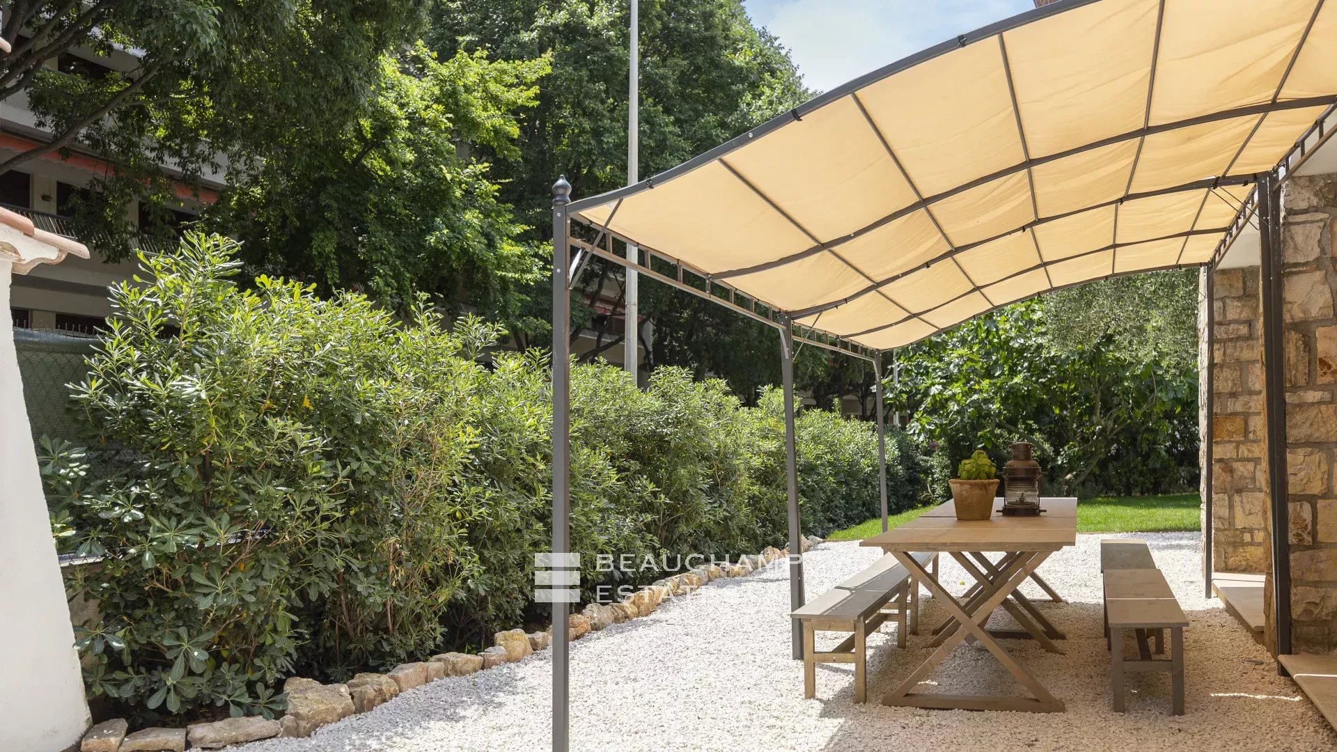 Superbe villa contemporaine avec piscine au cœur de Cannes Superb Renovated Villa with Pool in the Heart of central Cannes