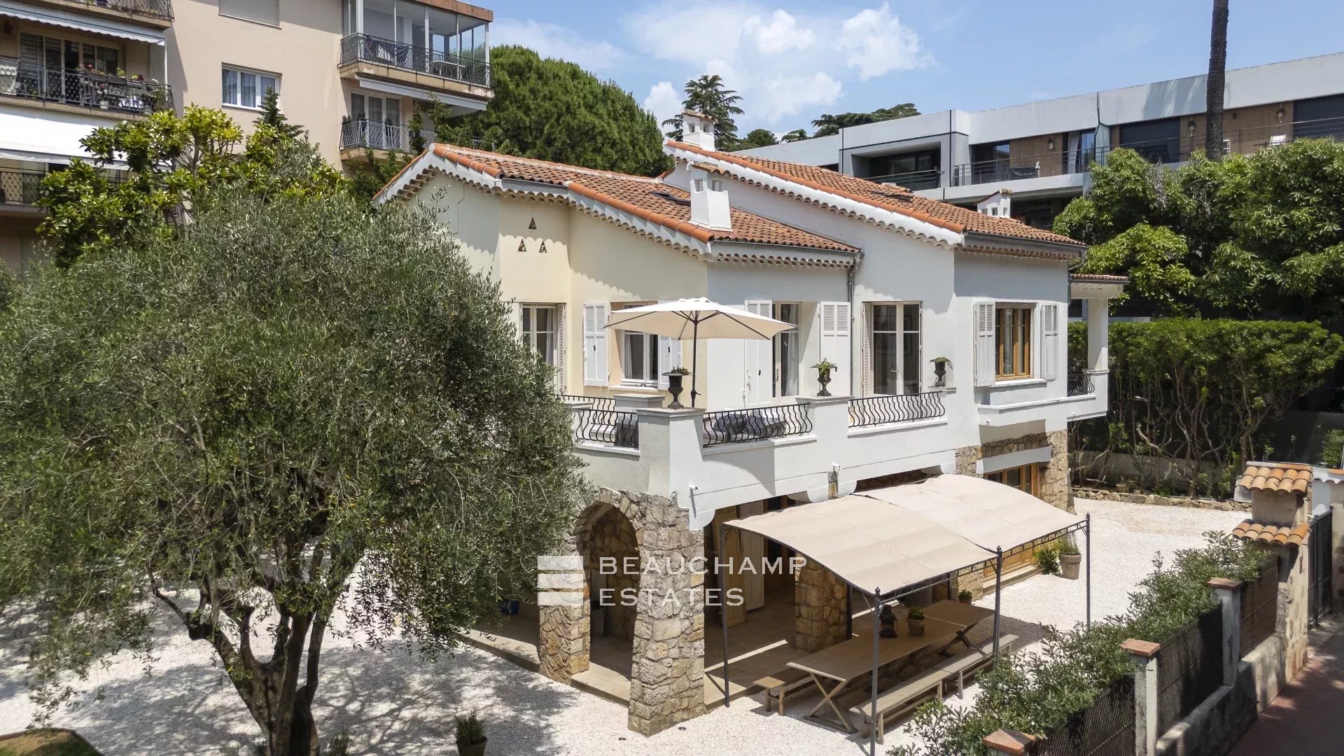 Superbe villa contemporaine avec piscine au cœur de Cannes Superb Renovated Villa with Pool in the Heart of central Cannes
