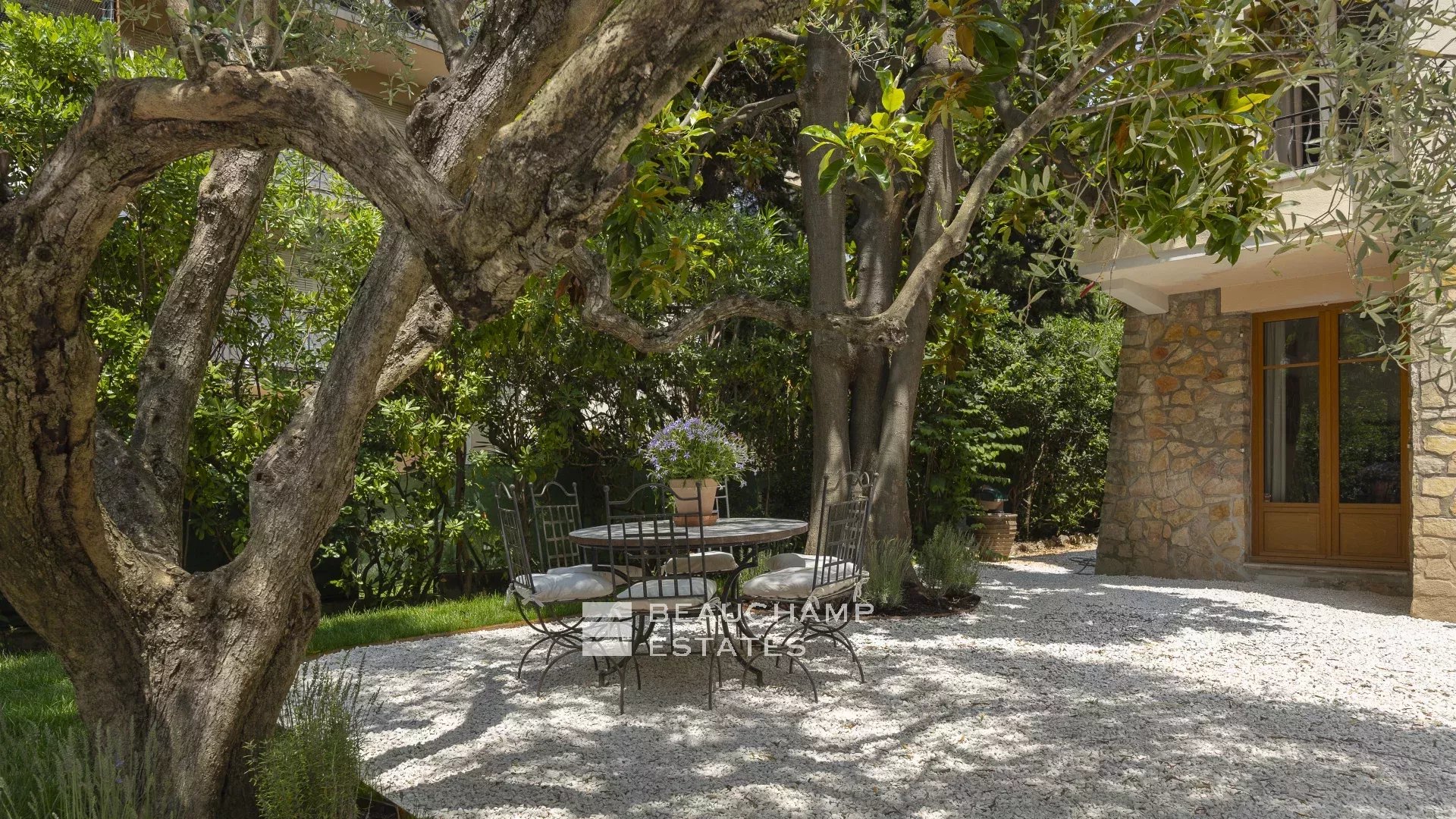 Superbe villa contemporaine avec piscine au cœur de Cannes Superb Renovated Villa with Pool in the Heart of central Cannes