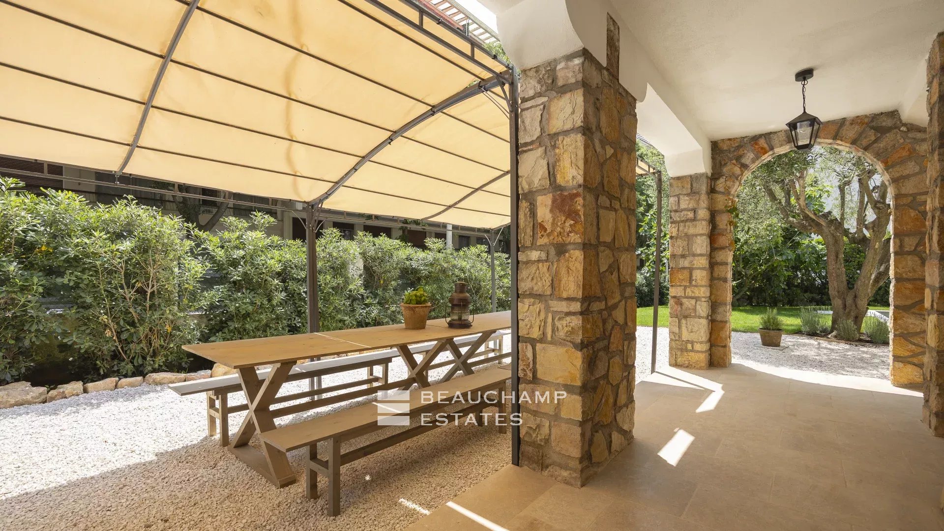 Superbe villa contemporaine avec piscine au cœur de Cannes Superb Renovated Villa with Pool in the Heart of central Cannes