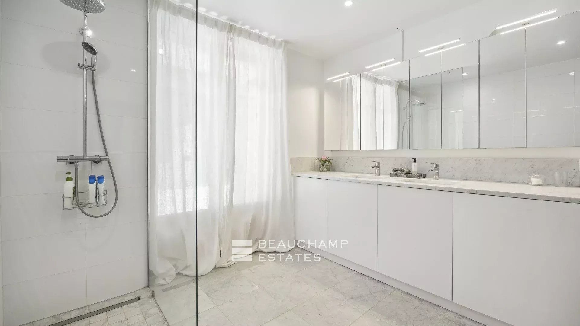 Superbe villa contemporaine avec piscine au cœur de Cannes Superb Renovated Villa with Pool in the Heart of central Cannes