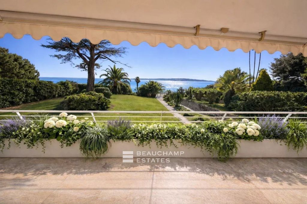 Three-bedroom apartment with sea view – Palm Beach