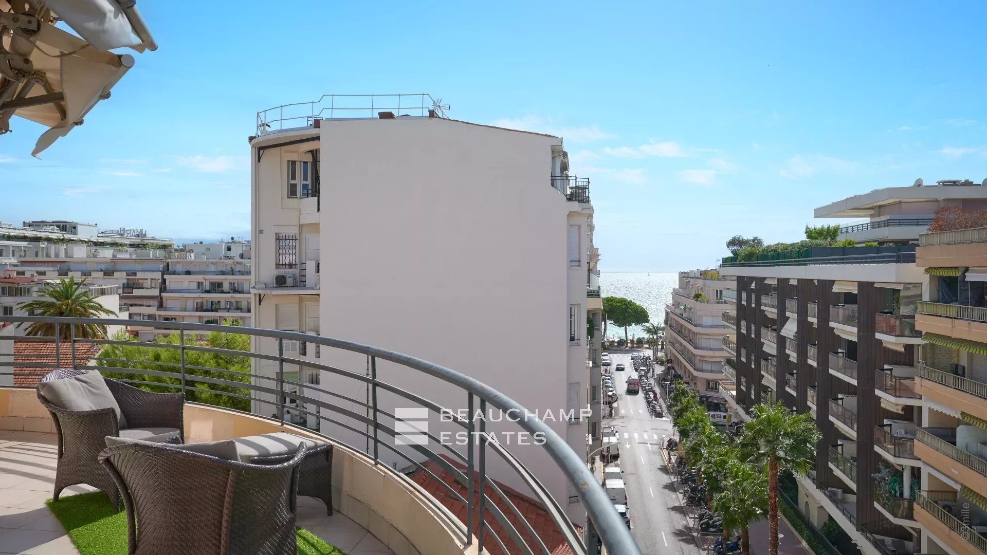 Dernier étage – 2 pièces au coeur de Cannes – Résidence de standing Top floor – 2 rooms in the heart of Cannes – Luxury residence