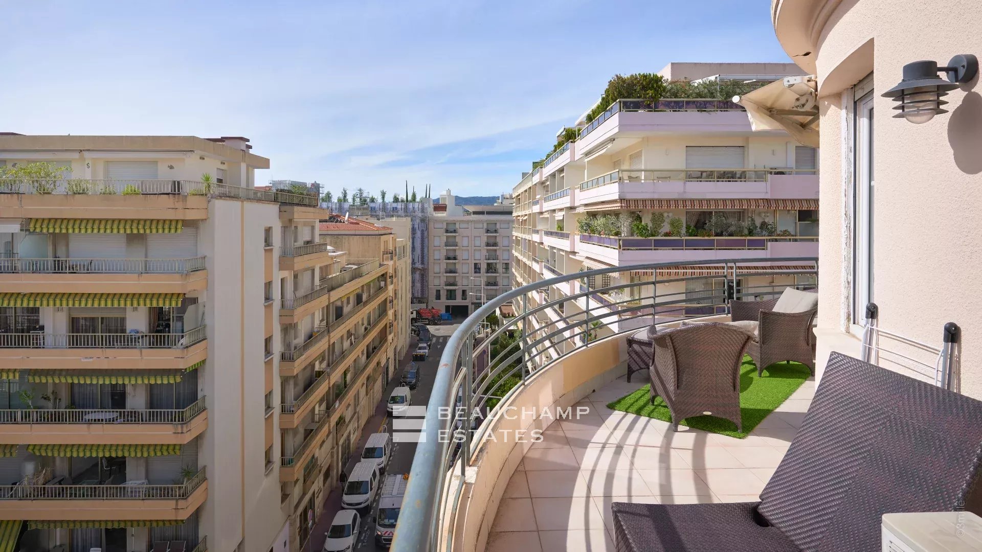 Dernier étage – 2 pièces au coeur de Cannes – Résidence de standing Top floor – 2 rooms in the heart of Cannes – Luxury residence