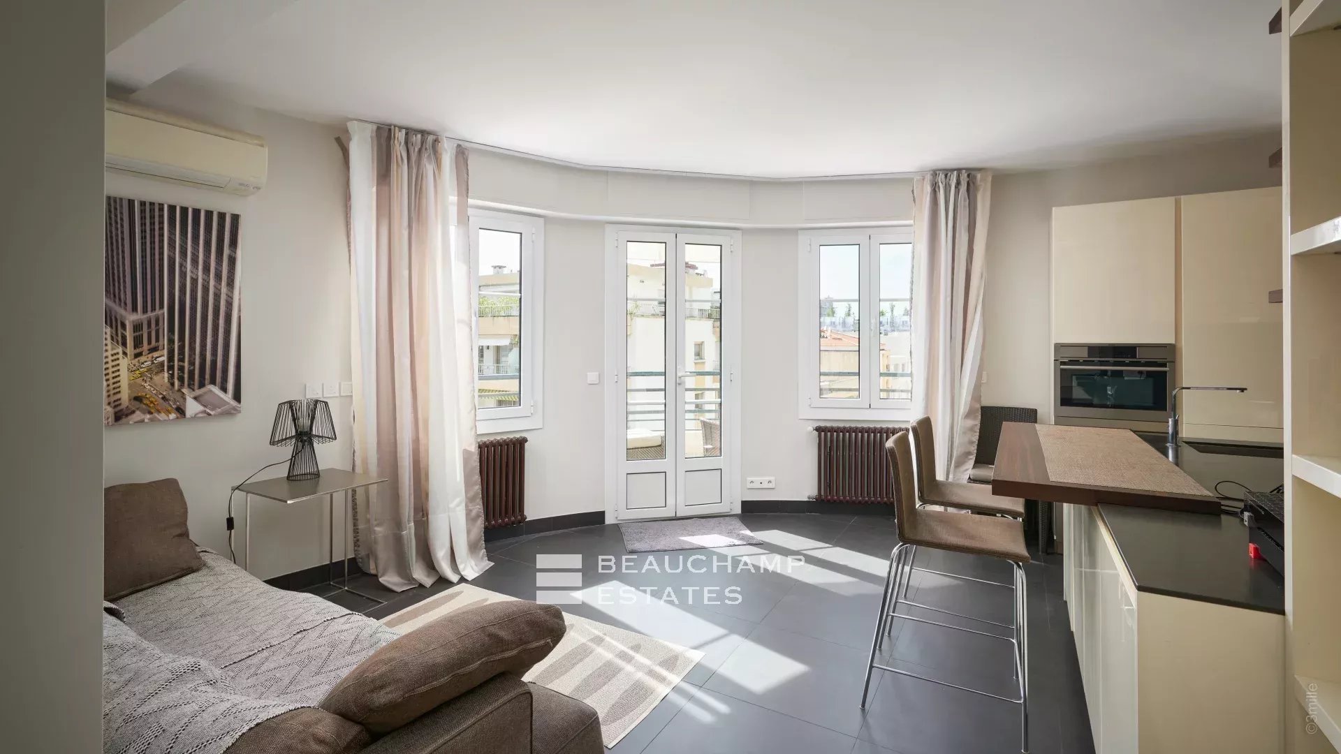 Dernier étage – 2 pièces au coeur de Cannes – Résidence de standing Top floor – 2 rooms in the heart of Cannes – Luxury residence