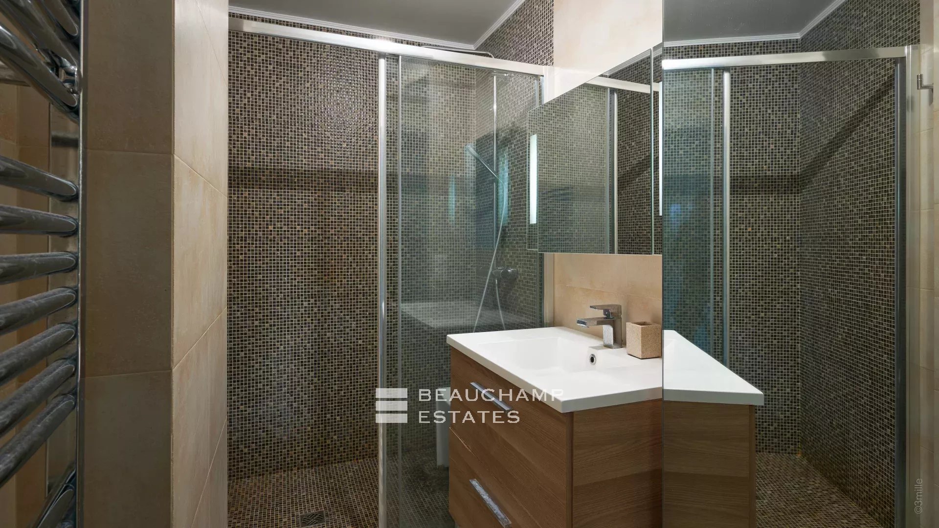 Dernier étage – 2 pièces au coeur de Cannes – Résidence de standing Top floor – 2 rooms in the heart of Cannes – Luxury residence