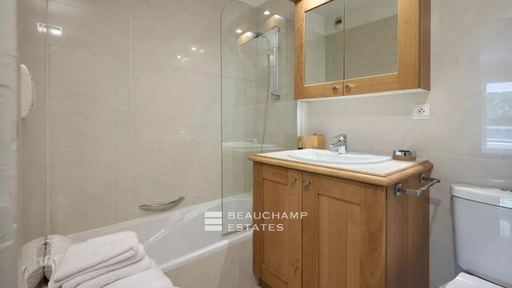 Top Floor  apartment with Sea View