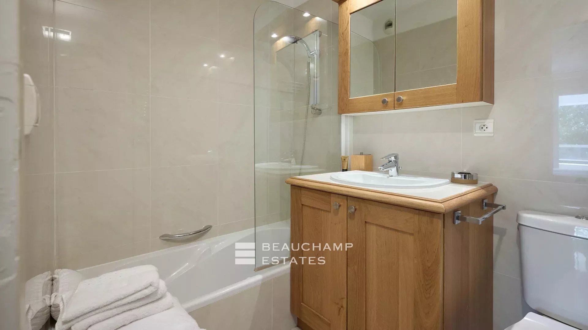 Top Floor apartment with Sea View Top Floor apartment with Sea View