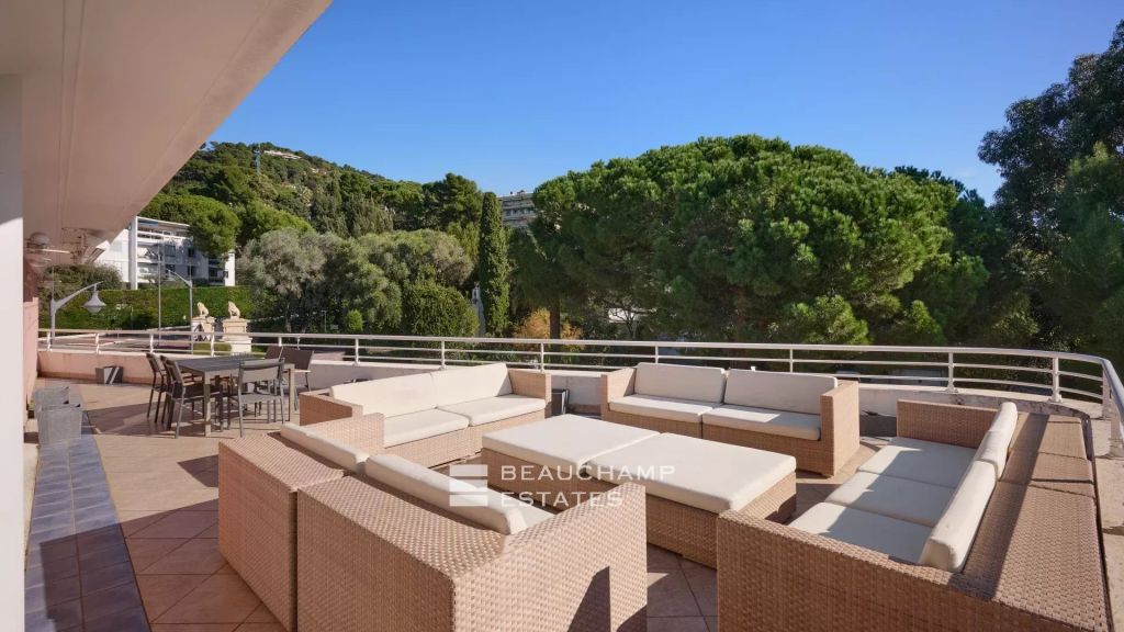 Top Floor  apartment with Sea View