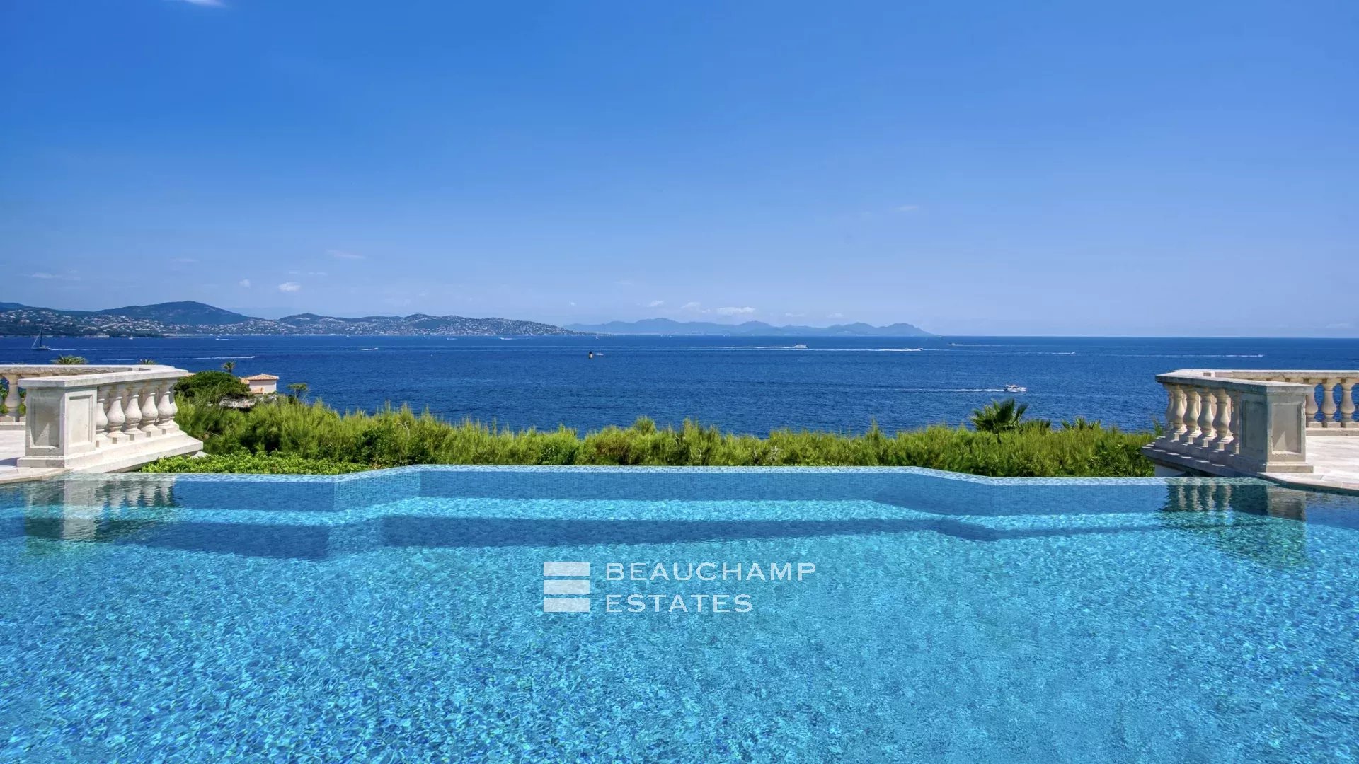 Villa provençale ultra-luxueuse située dans le prestigieux domaine des Parcs de Saint-Tropez Ultra luxury provencal villa in the prestigious domain of Les Parcs of Saint-Tropez