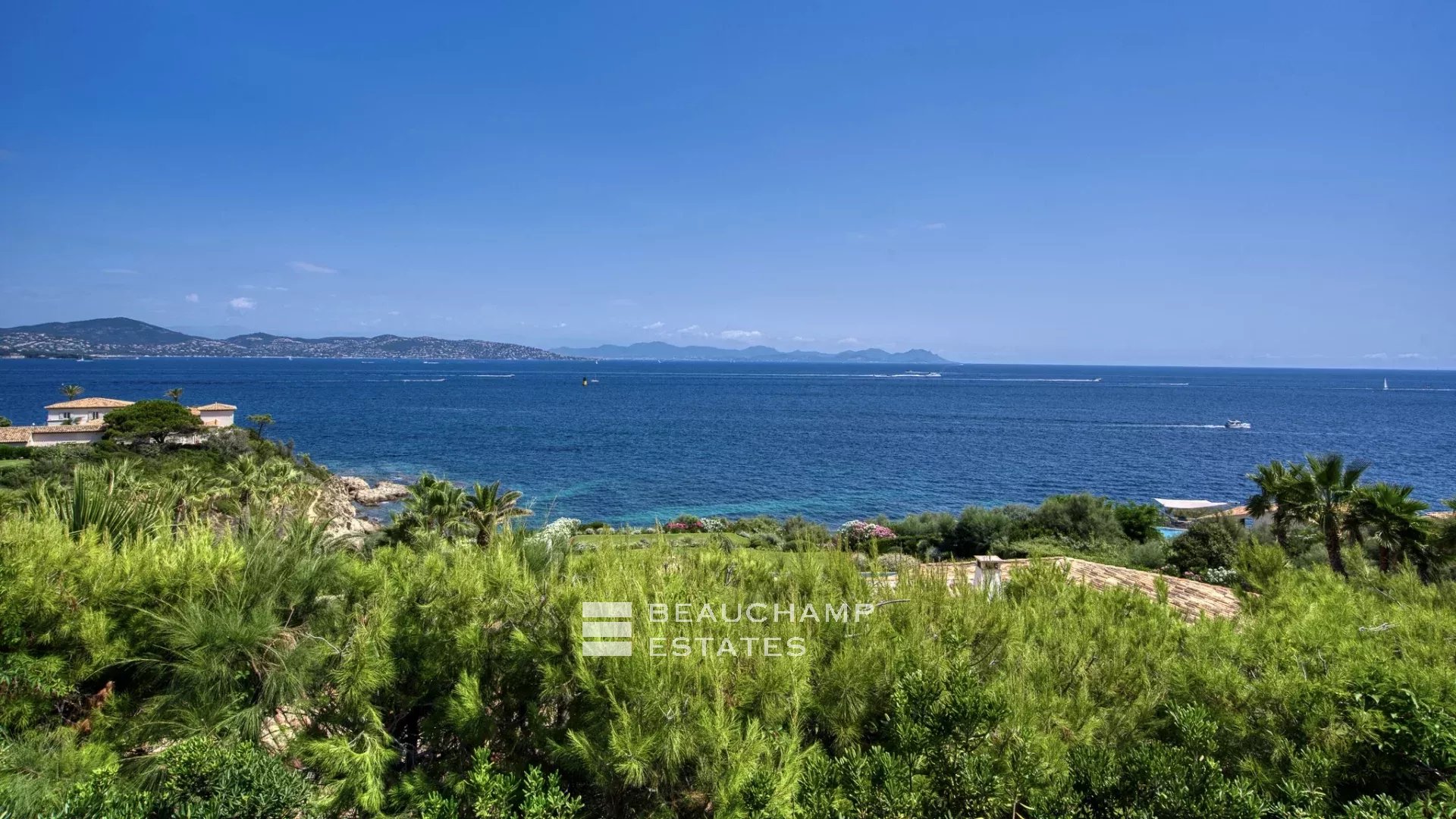 Villa provençale ultra-luxueuse située dans le prestigieux domaine des Parcs de Saint-Tropez Ultra luxury provencal villa in the prestigious domain of Les Parcs of Saint-Tropez