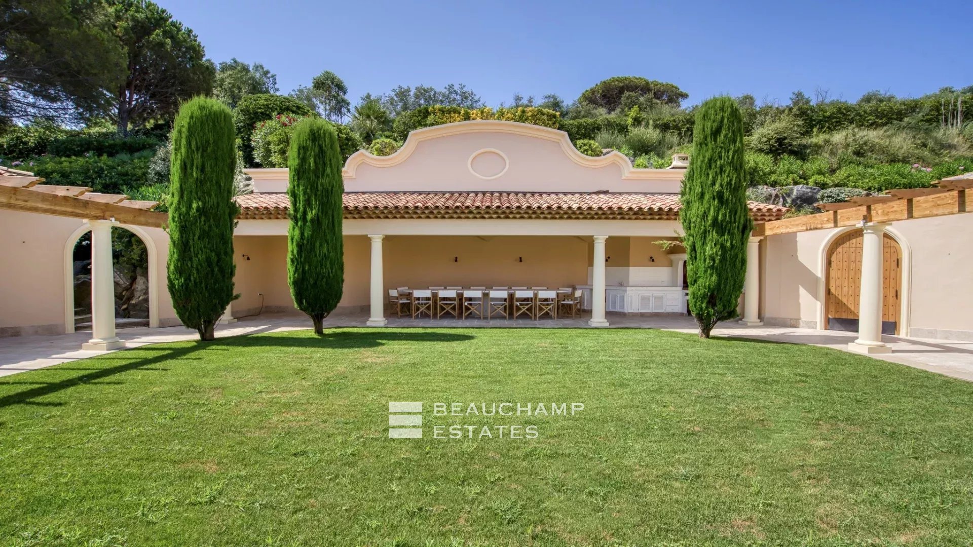 Villa provençale ultra-luxueuse située dans le prestigieux domaine des Parcs de Saint-Tropez Ultra luxury provencal villa in the prestigious domain of Les Parcs of Saint-Tropez