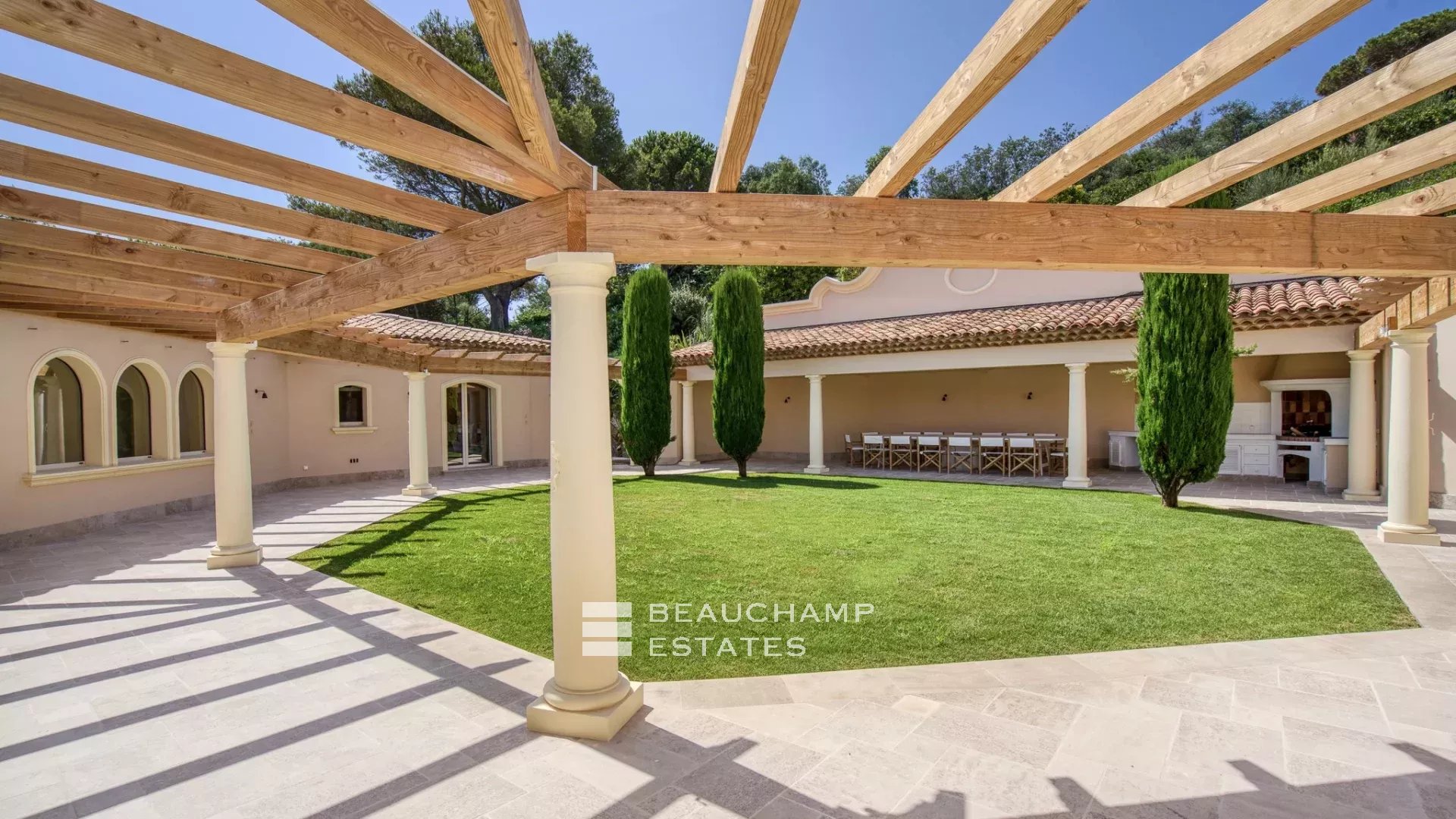 Villa provençale ultra-luxueuse située dans le prestigieux domaine des Parcs de Saint-Tropez Ultra luxury provencal villa in the prestigious domain of Les Parcs of Saint-Tropez