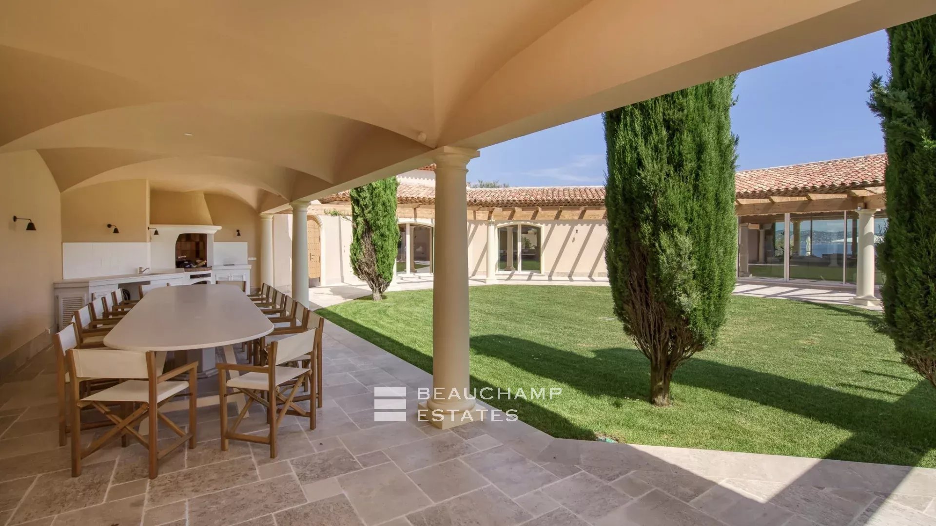 Villa provençale ultra-luxueuse située dans le prestigieux domaine des Parcs de Saint-Tropez Ultra luxury provencal villa in the prestigious domain of Les Parcs of Saint-Tropez