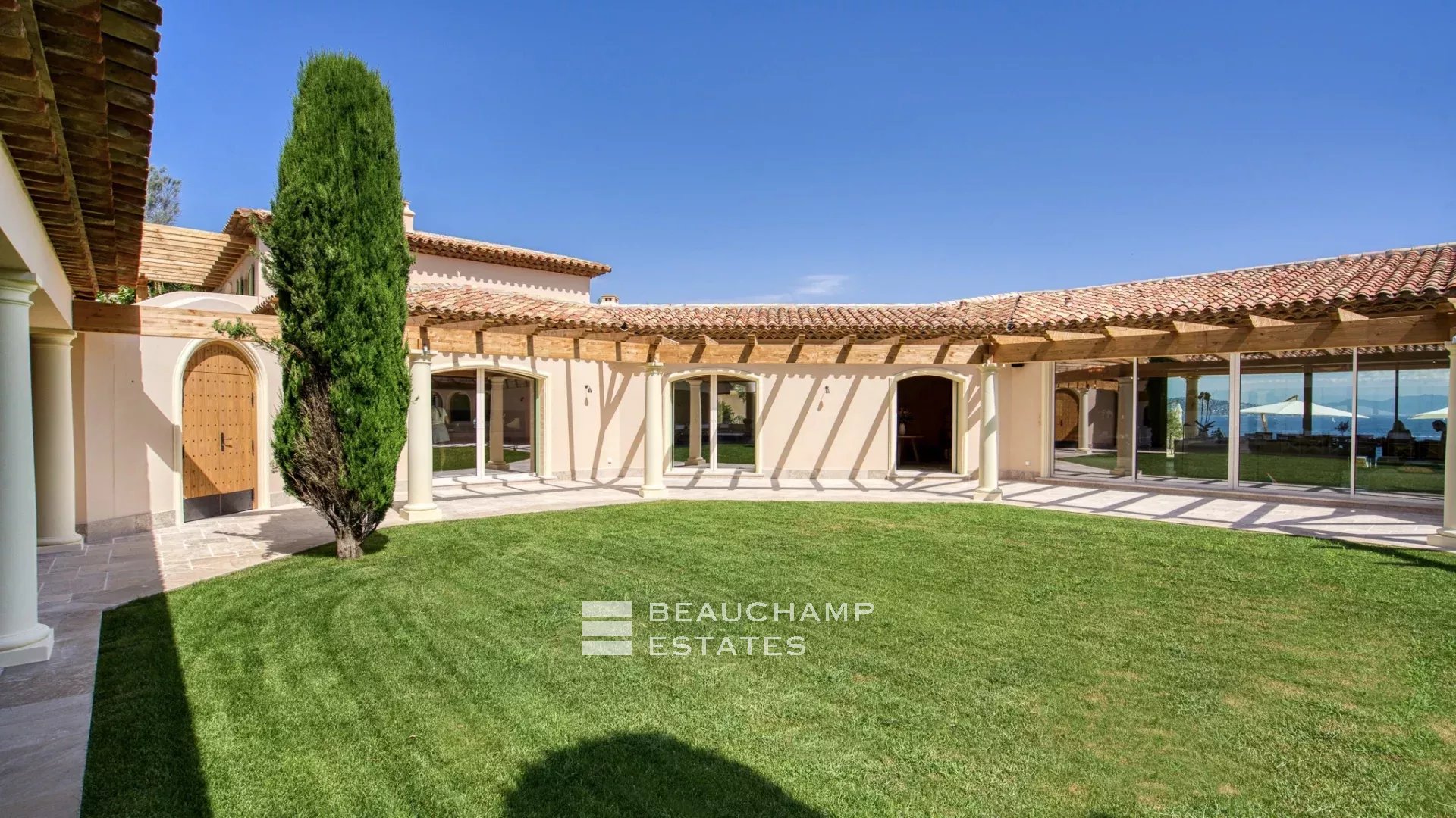 Villa provençale ultra-luxueuse située dans le prestigieux domaine des Parcs de Saint-Tropez Ultra luxury provencal villa in the prestigious domain of Les Parcs of Saint-Tropez