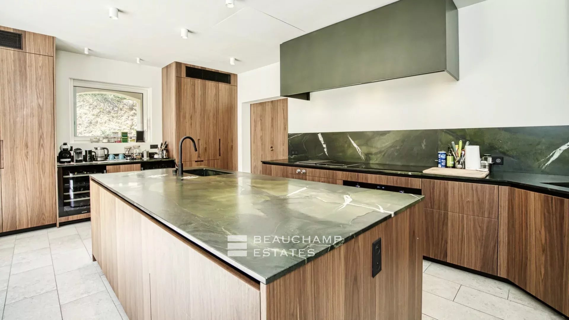 Villa provençale ultra-luxueuse située dans le prestigieux domaine des Parcs de Saint-Tropez Ultra luxury provencal villa in the prestigious domain of Les Parcs of Saint-Tropez