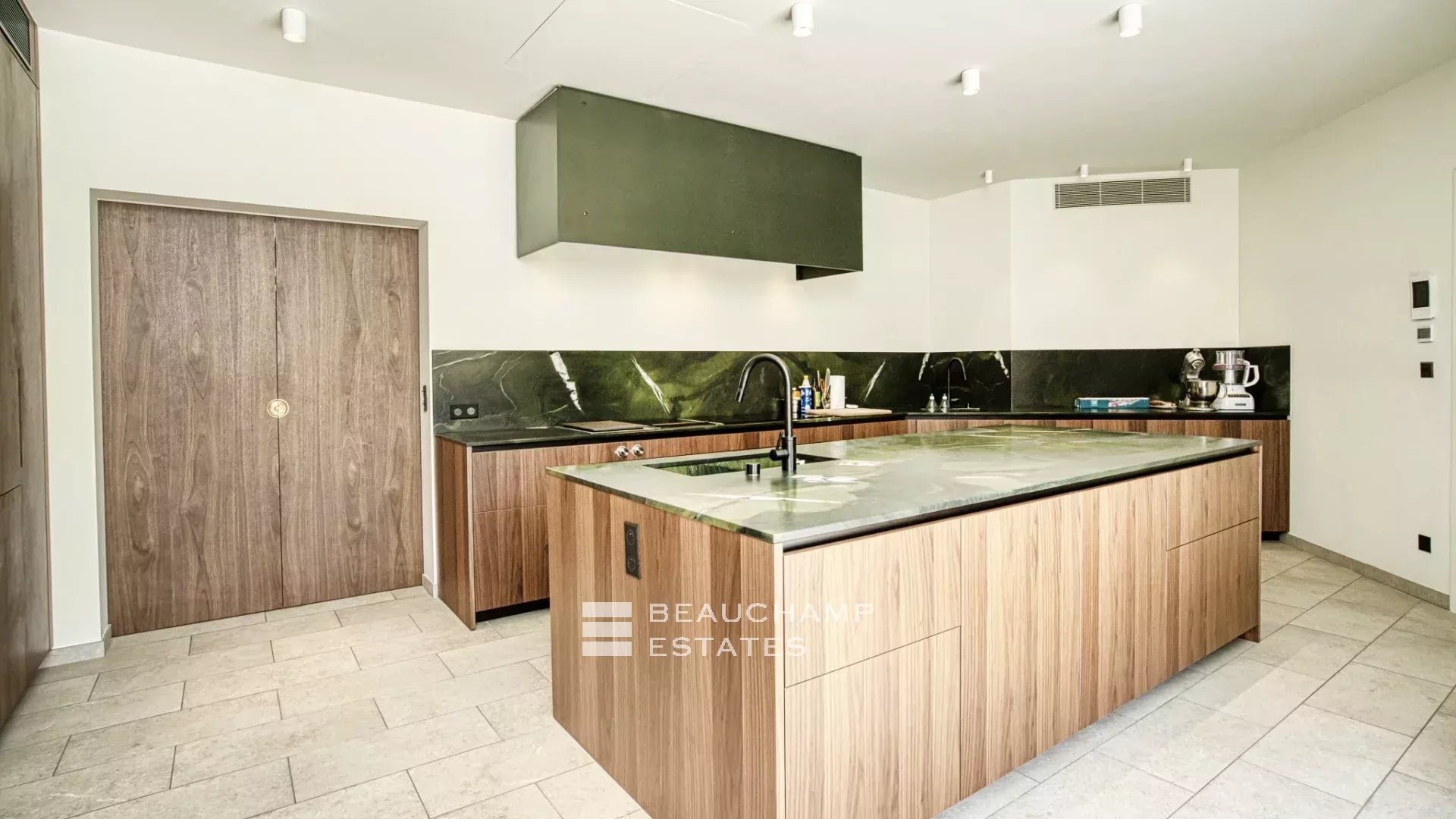 Villa provençale ultra-luxueuse située dans le prestigieux domaine des Parcs de Saint-Tropez Ultra luxury provencal villa in the prestigious domain of Les Parcs of Saint-Tropez