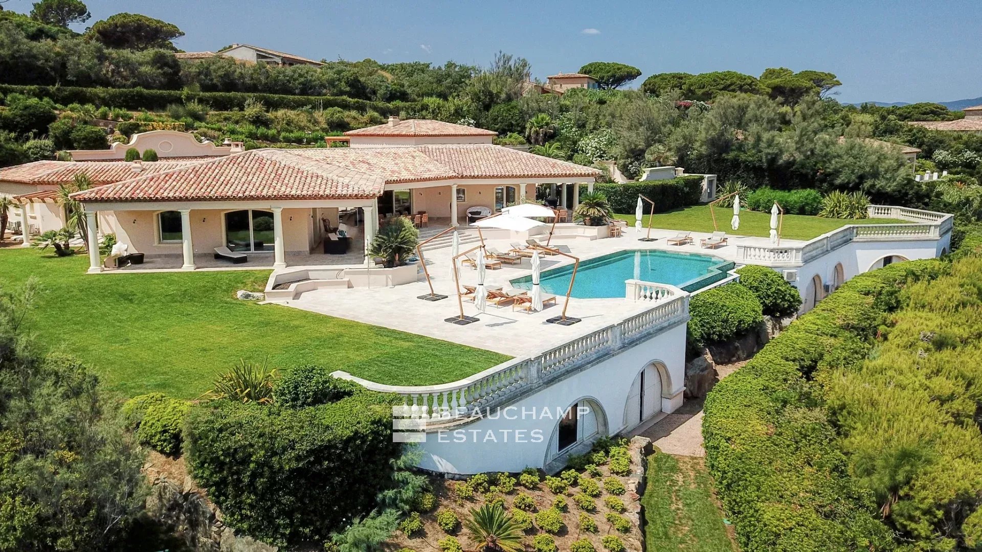 Villa provençale ultra-luxueuse située dans le prestigieux domaine des Parcs de Saint-Tropez Ultra luxury provencal villa in the prestigious domain of Les Parcs of Saint-Tropez