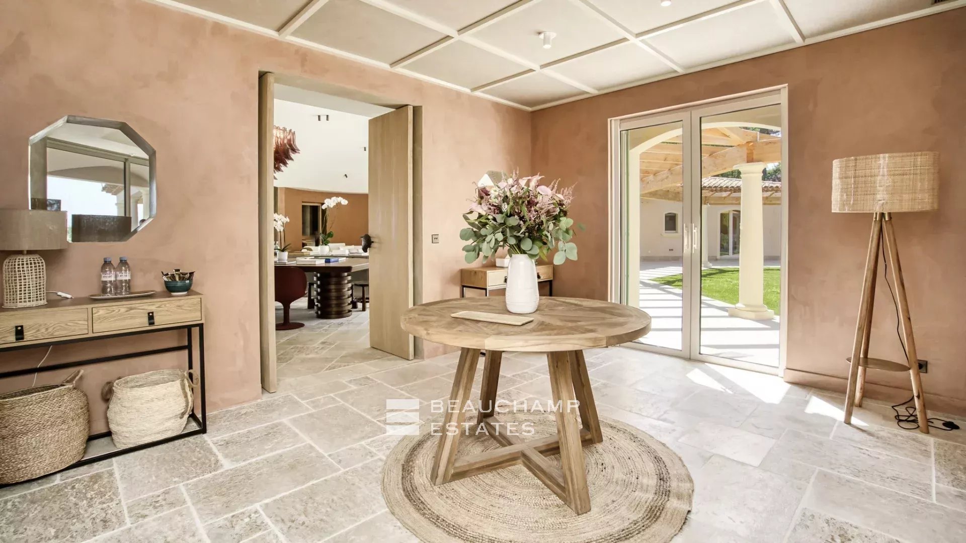 Villa provençale ultra-luxueuse située dans le prestigieux domaine des Parcs de Saint-Tropez Ultra luxury provencal villa in the prestigious domain of Les Parcs of Saint-Tropez