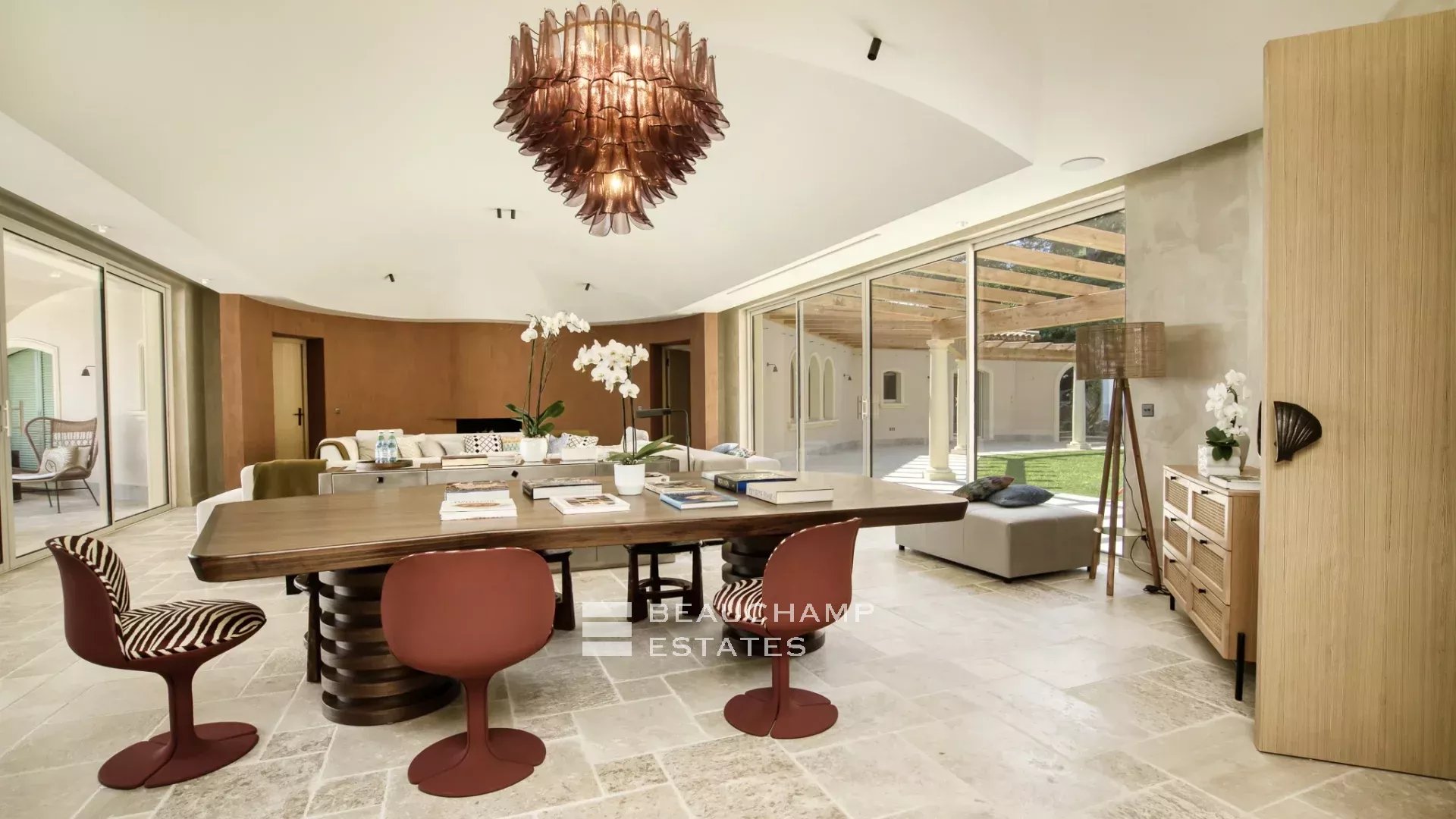 Villa provençale ultra-luxueuse située dans le prestigieux domaine des Parcs de Saint-Tropez Ultra luxury provencal villa in the prestigious domain of Les Parcs of Saint-Tropez