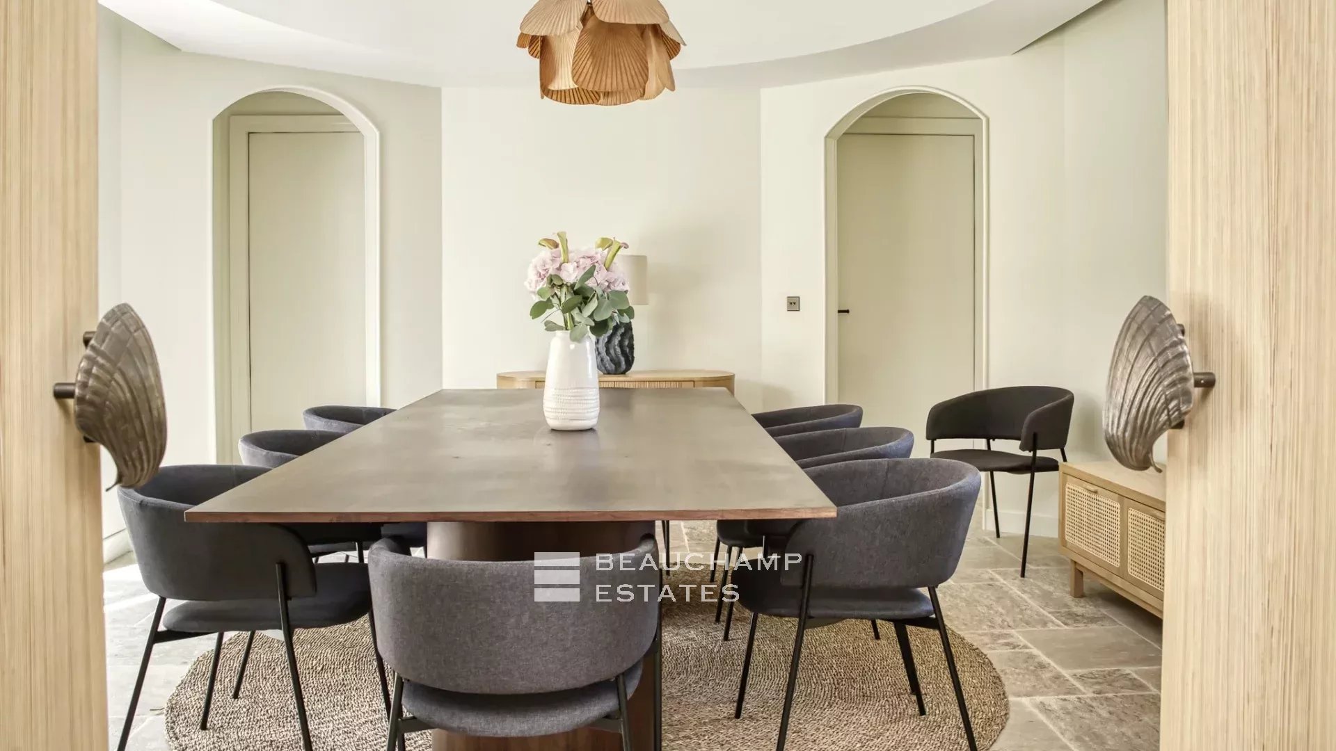 Villa provençale ultra-luxueuse située dans le prestigieux domaine des Parcs de Saint-Tropez Ultra luxury provencal villa in the prestigious domain of Les Parcs of Saint-Tropez