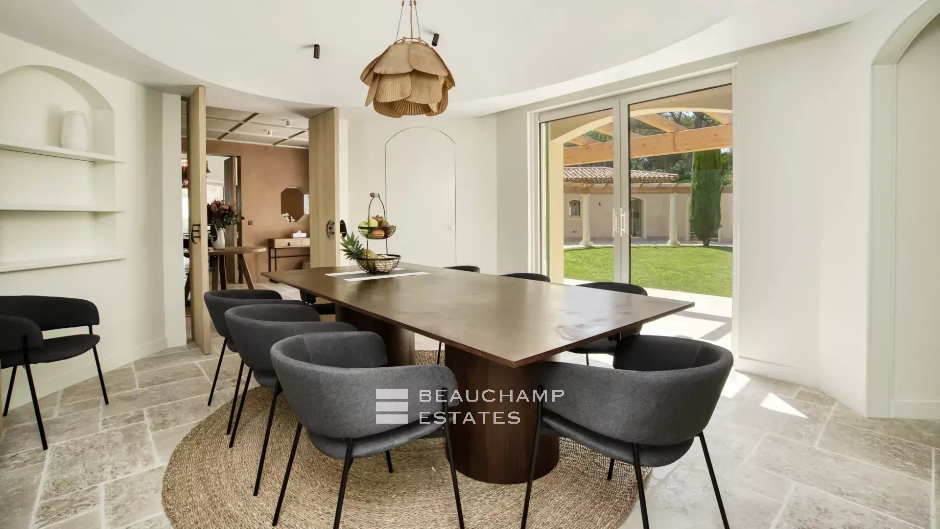 Villa provençale ultra-luxueuse située dans le prestigieux domaine des Parcs de Saint-Tropez Ultra luxury provencal villa in the prestigious domain of Les Parcs of Saint-Tropez