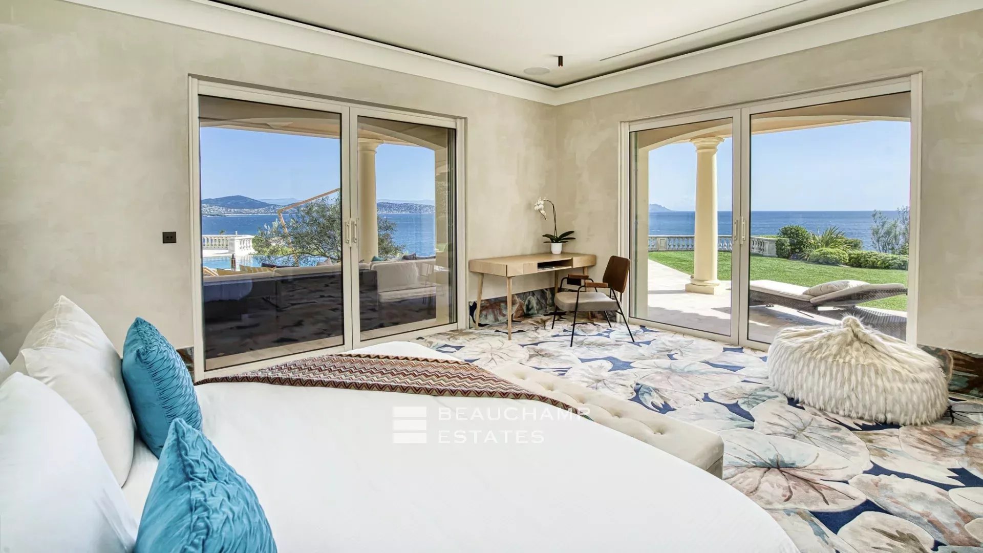 Villa provençale ultra-luxueuse située dans le prestigieux domaine des Parcs de Saint-Tropez Ultra luxury provencal villa in the prestigious domain of Les Parcs of Saint-Tropez