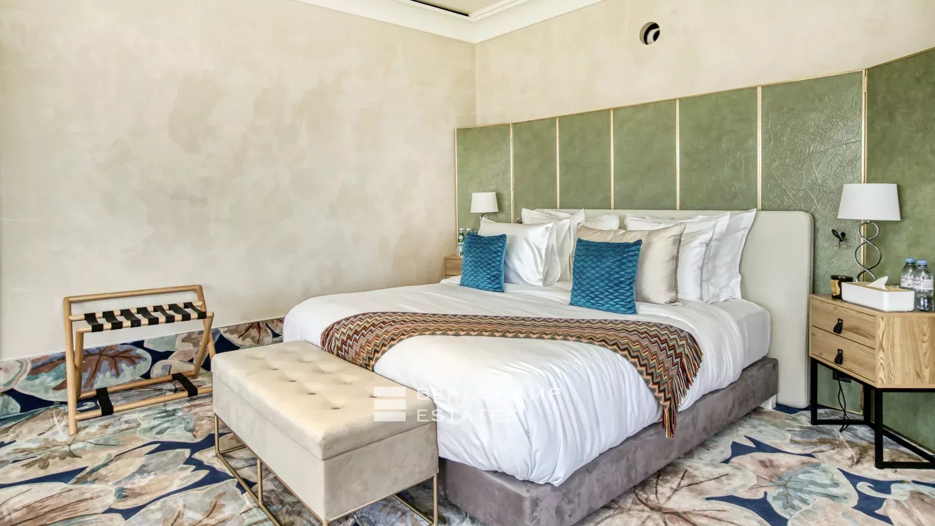 Villa provençale ultra-luxueuse située dans le prestigieux domaine des Parcs de Saint-Tropez Ultra luxury provencal villa in the prestigious domain of Les Parcs of Saint-Tropez