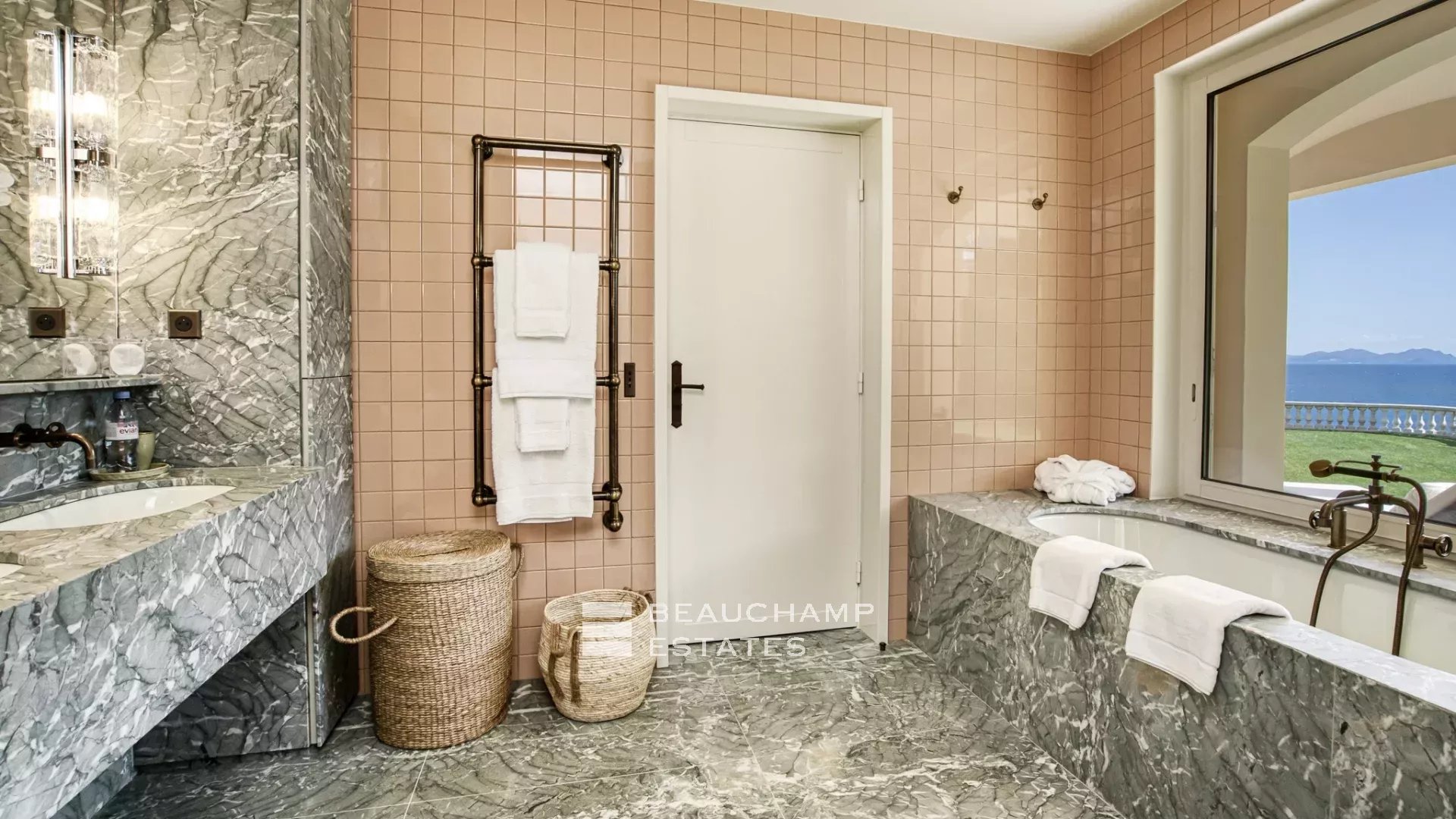 Villa provençale ultra-luxueuse située dans le prestigieux domaine des Parcs de Saint-Tropez Ultra luxury provencal villa in the prestigious domain of Les Parcs of Saint-Tropez