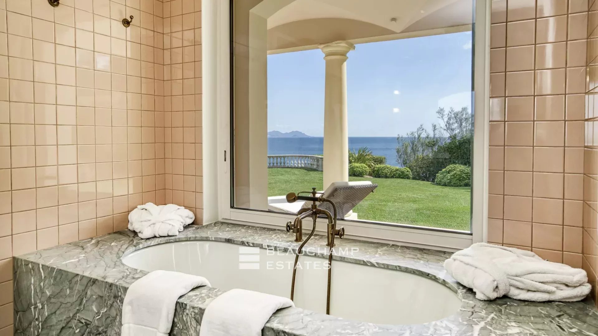 Villa provençale ultra-luxueuse située dans le prestigieux domaine des Parcs de Saint-Tropez Ultra luxury provencal villa in the prestigious domain of Les Parcs of Saint-Tropez