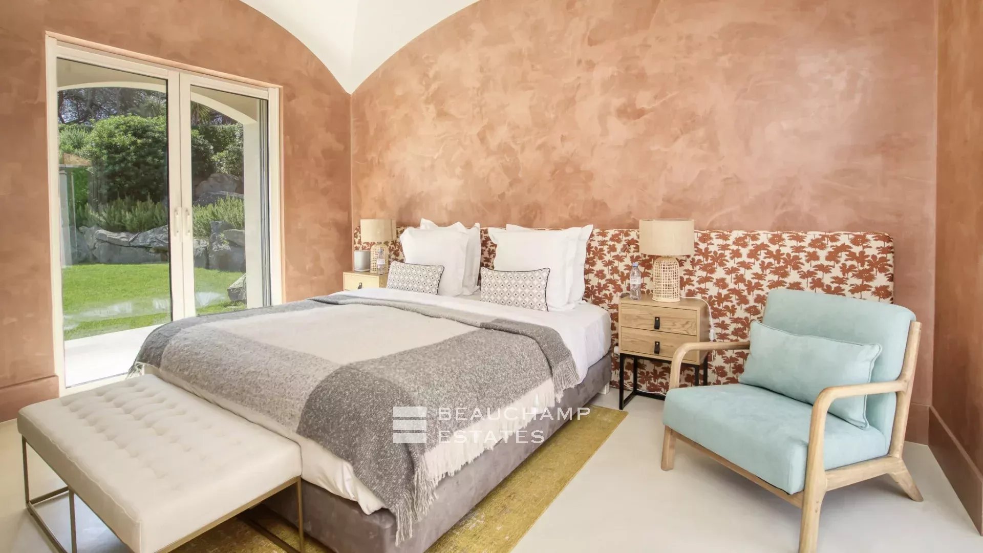 Villa provençale ultra-luxueuse située dans le prestigieux domaine des Parcs de Saint-Tropez Ultra luxury provencal villa in the prestigious domain of Les Parcs of Saint-Tropez