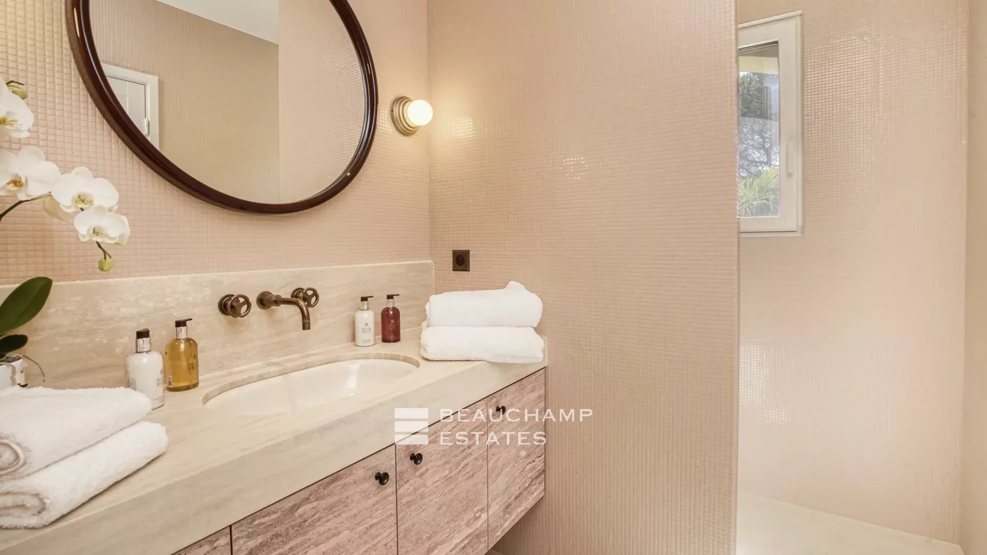 Villa provençale ultra-luxueuse située dans le prestigieux domaine des Parcs de Saint-Tropez Ultra luxury provencal villa in the prestigious domain of Les Parcs of Saint-Tropez