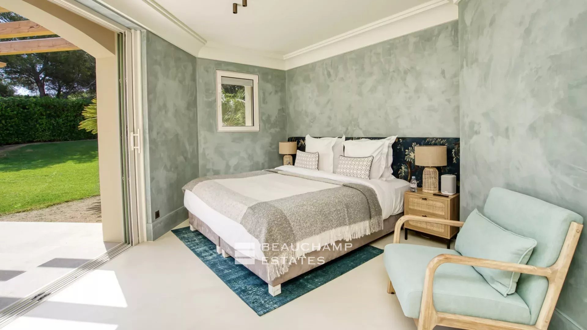 Villa provençale ultra-luxueuse située dans le prestigieux domaine des Parcs de Saint-Tropez Ultra luxury provencal villa in the prestigious domain of Les Parcs of Saint-Tropez