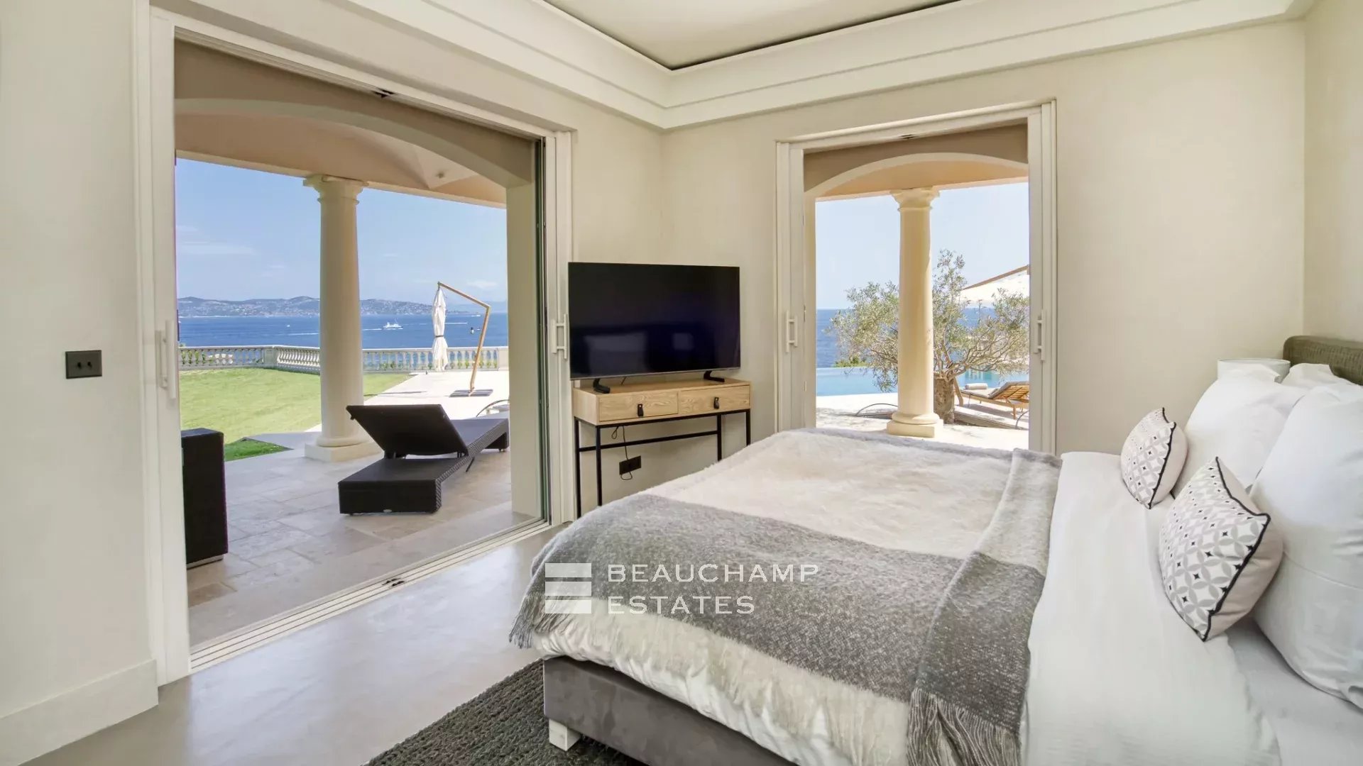 Villa provençale ultra-luxueuse située dans le prestigieux domaine des Parcs de Saint-Tropez Ultra luxury provencal villa in the prestigious domain of Les Parcs of Saint-Tropez