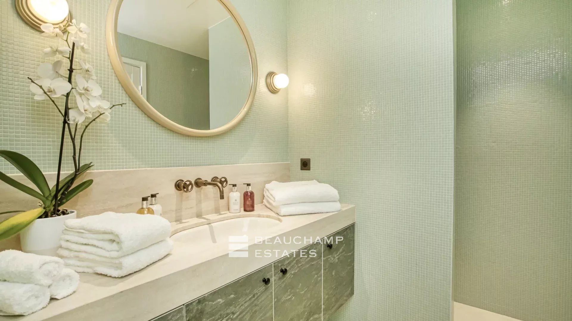 Villa provençale ultra-luxueuse située dans le prestigieux domaine des Parcs de Saint-Tropez Ultra luxury provencal villa in the prestigious domain of Les Parcs of Saint-Tropez